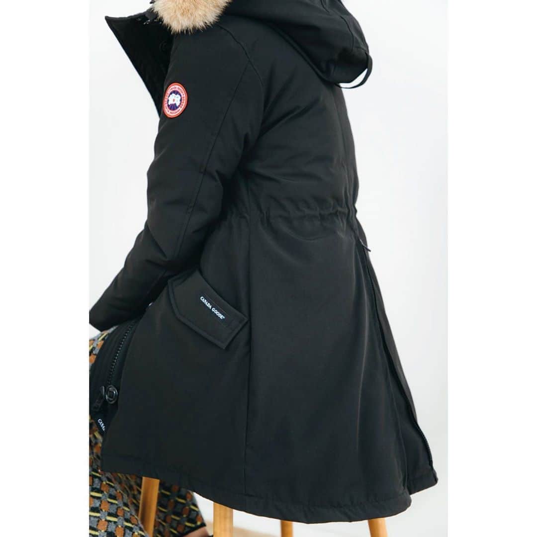 IENAさんのインスタグラム写真 - (IENAInstagram)「Find 10 New Coats for Winter 2020﻿ ﻿ この冬をともに過ごしたくなる、﻿ 素材もデザインも丁寧につくり込んだ﻿ 10枚の選りすぐりのIENAのコート﻿ ﻿ ﻿ ﻿ ﻿ WEB特集公開中！﻿ ﻿ ﻿ ﻿ ﻿ Editor @akane773﻿ Model @aria_polkey﻿ Stylist @natsukokanekoop﻿ Photographer @tetsuokashiwada﻿ Hair&Makeup @yoshikazumiyamoto﻿ ﻿ ———————————————﻿ ﻿ WOOLRICH/IENA 別注 BOW BRIDGEダウンコート﻿ ¥138,000+tax﻿ col:ブラック.ブラック A.ネイビー﻿ size:36.38﻿ no.20020910006830﻿ ﻿ CANADA GOOSE/ROSSCLAIR PARKA﻿ ¥118,000+tax﻿ col:ブラックベージュ A﻿ size:XS.S﻿ no.20020910004330﻿ ﻿ ———————————————﻿ ﻿ #iena﻿ #iena_20aw﻿」10月25日 21時29分 - iena_jp