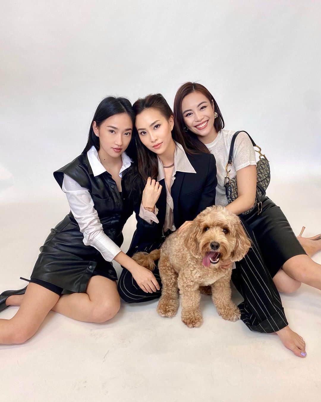 ソニアのインスタグラム：「Shopping on @vestiaireco with my angels @karisakaleido @chantelbaysy ✨Get your dream bag (and lots more) by clicking the link in my bio! Watch my highlights for more! We scored this cute @dior saddle off Vestiaire so get on it now 💚  #vestiairecollective Tried a new makeup look thanks to @benjioo 🥺」