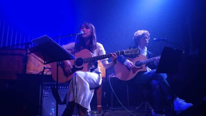 小池ジョアンナのインスタグラム：「#ヨルシカ #花に亡霊  #弾き語り #弾き語り動画  #弾き語りカバー   @joan711 @takahiro2.3 @yorushika_official_」