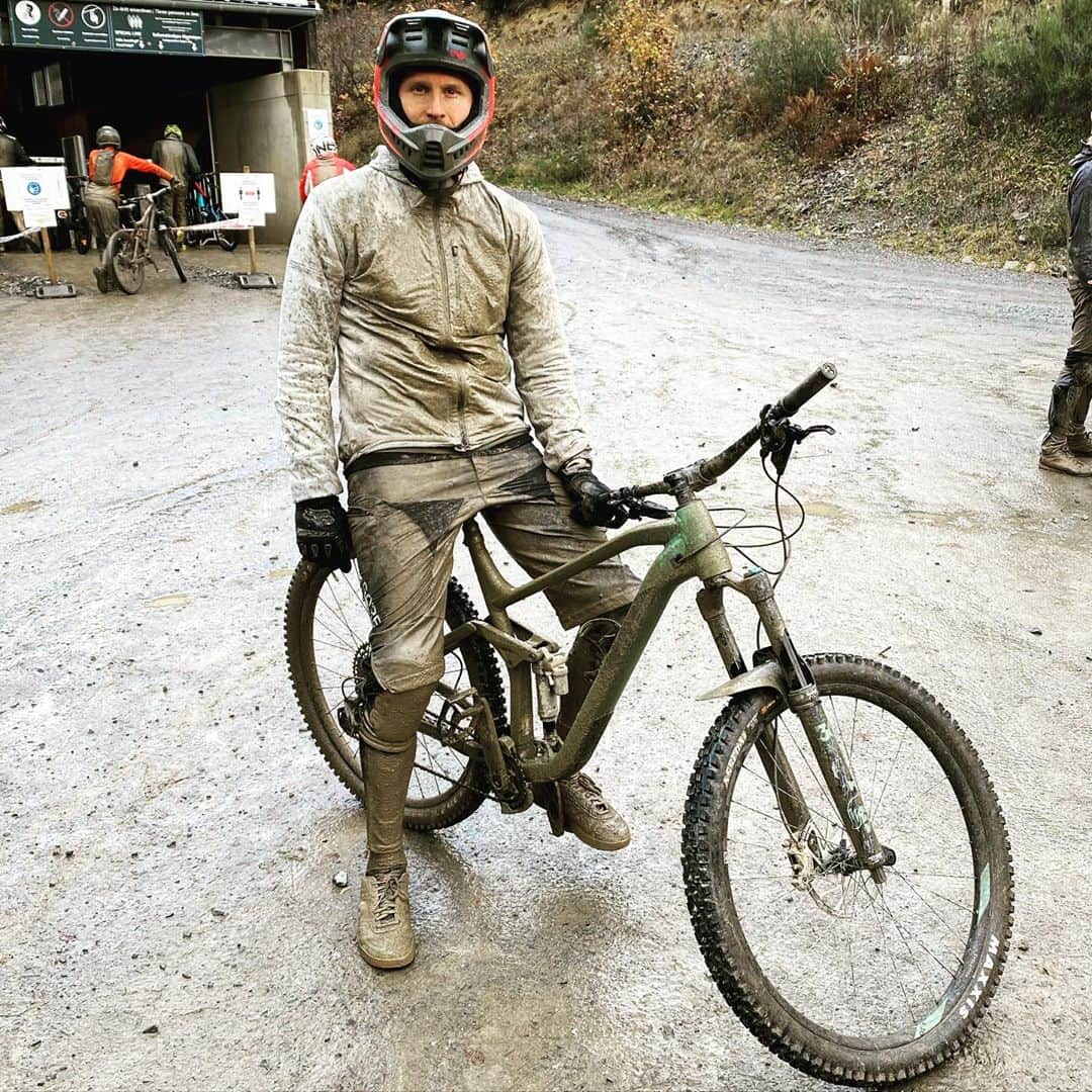 ベネディクト・ヘーヴェデスのインスタグラム：「Wetter mittelmäßig, Spaßfaktor 10/10, die Dusche danach ein Traum. 🙌🏻🤪 #bikeparkwinterberg」