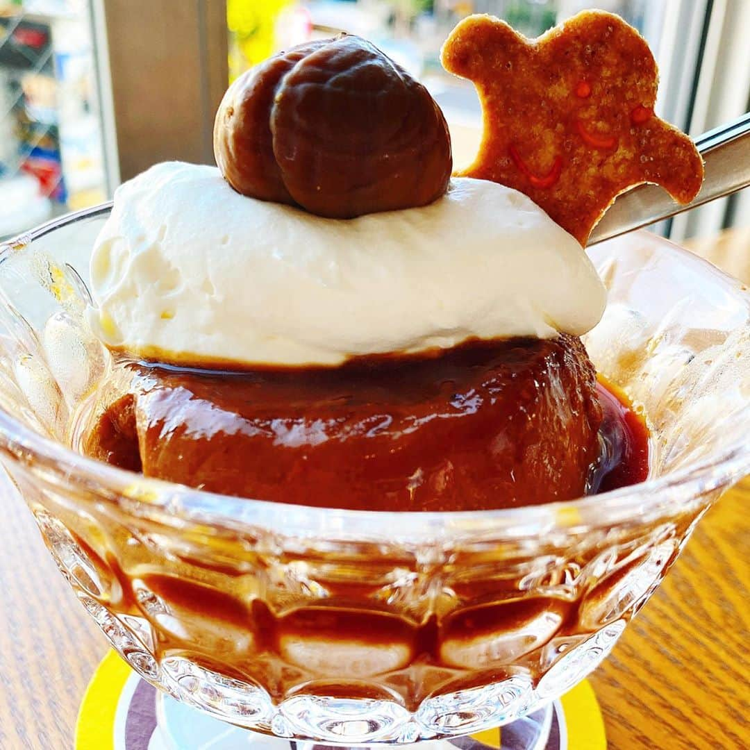 里井真由美さんのインスタグラム写真 - (里井真由美Instagram)「#pudding #chestnut #marron  栗たっプリン でございます〜  駒沢の人気カフェ「アヂト」さんの定番プリンのひとつ。濃厚むちむち♡  マロングラッセや栗ペーストに栗焼酎まで入ったコクのあるプリンです。カラメルソースの隠し味にお塩がキリッときいておいしいの。生クリームのとろける感じも大好き〜 @adito_yuka   お店では モンブランパンケーキも頼んでいて、栗たっプリンが先に来たから撮影してたら すぐにモンブランパンケーキもやってきた〜❤︎   となると、もう撮影大会。😂笑  楽しくおいしく満喫〜🌰❤️🌰 いつもありがとうございます♡  #モンブランの世界#栗#和栗#栗スイーツ#モンブラン#里井真由美#里井ワグリーナ真由美#ワグリーナ#ワグリーナ真由美#japan#mayumisatoi#kimono#kimonostyleアフタヌーンティー#零食#さといいね#스위트#ありが糖運動#まゆログ#甜食#着物#フードジャーナリスト里井真由美#断面モンブラン#kimono#kimonostyle」10月25日 21時32分 - mayumi.satoi