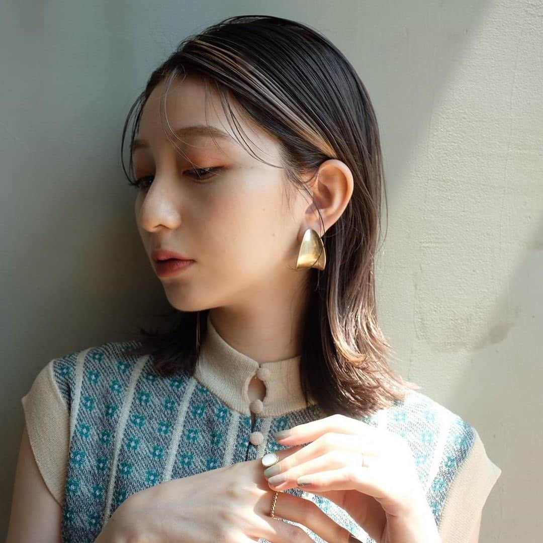 ALBUMさんのインスタグラム写真 - (ALBUMInstagram)「✔style by  @yu_kihair  ✔model by  @hitomimatsuo.09 【 #ALBUM動画_アレンジ_ロング 】 ↑別パターンはこちら↑ . cut + color ¥3,500~ double color ¥8,000~ treatment ¥2,000~ etc... ※店舗により料金が異なります。 . . #バングカラー #インナーカラー #フェイスフレーミング 今流行りのカラーをアレンジと一緒に楽しんでみました😍 是非参考にしてみてね🙂  ・#ブリーチ は2回以上しています。  ・鎖骨にかかるくらいの#鎖骨ロブ  ・#レイヤーカット で動きを出しています。 . . こちらのスタイルは 銀座店の伊藤 佑記（ @yu_kihair  ） が担当いたしました！ . 何かご不明点がございましたら お気軽にコメントください。 . 担当スタイリストからも コメントいたします！ . ALBUM（ @album_hair ） . . TV、CM、映画、広告、タレント、 ミュージシャン、雑誌、ブライダルなどの ヘアメイクも承っております。 . 【お問い合わせ先】 ALBUM OFFICE TEL / ‪03-6712-5547‬ FAX / ‪03-6712-5548‬ MAIL / info@album-hair.com . . . 《求人募集》 ALBUMでは、店舗拡大のため、随時スタッフ募集しております‼ . 「トレンドヘアーを、毎月通える価格で提供。」がコンセプトのサロンです。 めまぐるしく変化する世の中のトレンドを素早くキャッチし、誰にでも手の届くお手ごろなプライスで毎月通えるサロンを目指しております。 . . 《業務内容》 ①正社員スタイリスト ②業務委託スタイリスト ③中途アシスタント . . 《応募方法》 ALBUM公式Instagram TOPページに記載されております URLからご応募くださいませ。 www.album-hair.com/recruit . . #ロングヘア #ロング#美容室 #ヘアスタイル #髪型 #ヘアセット #カラー #カラー #ヘアアレンジ #銀座#外国人風 #美容師 #髮型 #髮型師 #染髮 #剪髮 #長髮 #เสื้อผ้าแฟชั่น #ผมยาว#긴머리#hair #longhair」10月25日 21時32分 - album_hair