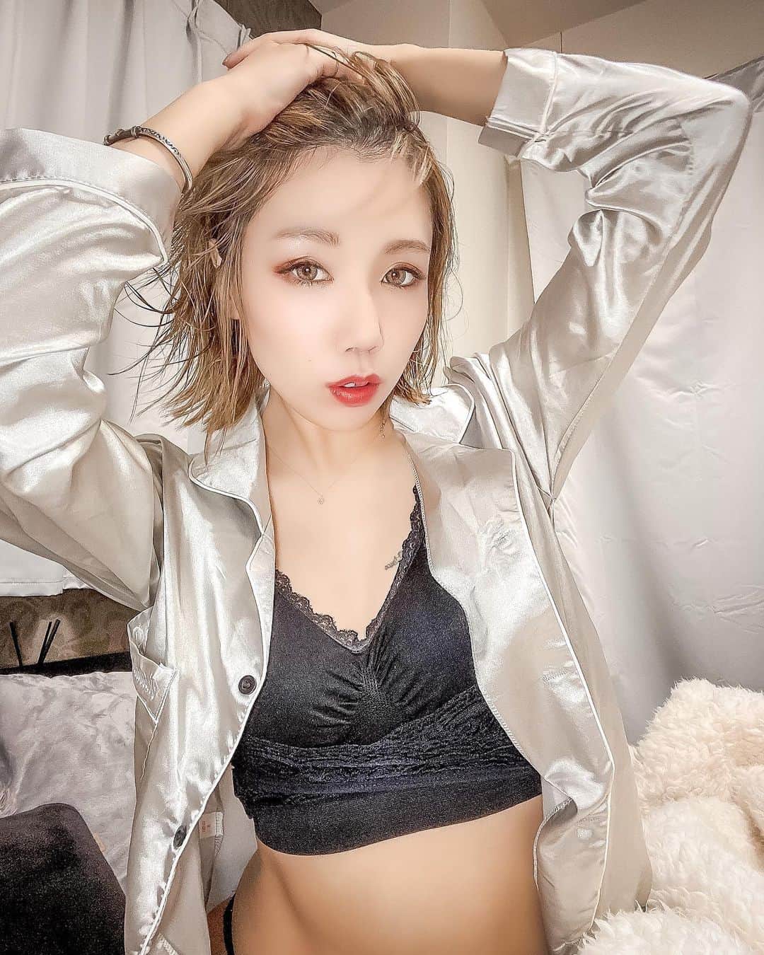 DJ CHI☆MEROのインスタグラム：「🖤 . 突然脱ぎ散らかしてどしたん？！ @vijoystore 28歳からのナイトブラ . 女性の身体は28歳をピークに 曲がり角が訪れると言われてるらしいので(ちょうど今28歳) 今のうちにバストの型崩れだけでも 防ぎたい！！ . 寄せた後はアンダーでクロスに固定できるからイイ☻ 苦しくないから毎日使います✌︎ . . . #vijoystore#instafashion#instabeauty#beauty#美容#女子#女子力#ナイトブラ#育乳#バストケア#育乳ブラ#バストアップ#ナイトウェア#pr_bangle」