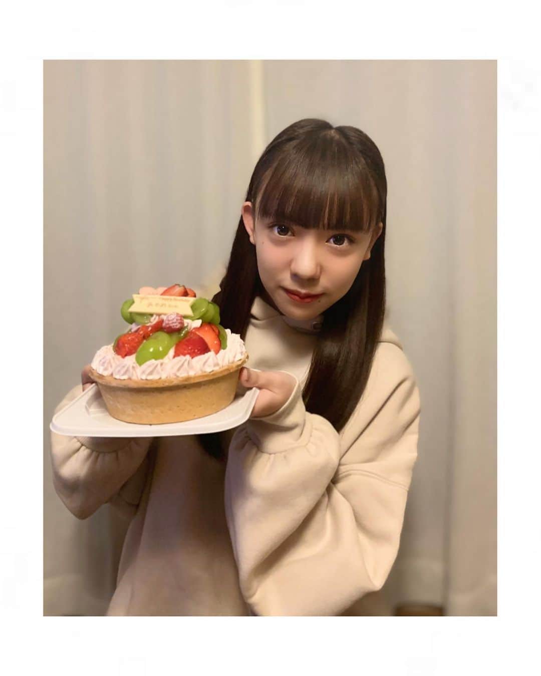 川瀬あやめ（ukka）さんのインスタグラム写真 - (川瀬あやめ（ukka）Instagram)「.﻿ 2020年10月25日(日)﻿ 川瀬あやめ 19歳 になりましたー！！！！！﻿ いつも応援してくださる皆様のおかげで﻿ 19歳をこうして迎えられました🙇🏻‍♀️💗﻿ たくさんのお祝いのメッセージや画像やストーリー﻿ タグ付けしてくださってる投稿 嬉しいです✨﻿ 今日からまた1つ歳を重ねて1年がスタートします。﻿ 笑顔いっぱいの楽しい19歳になるといいな、﻿ これからもよろしくお願いします🙏🏻﻿ ﻿ #Happybirthdaytome#Birthday#お誕生日#19歳#ありがとう#ukka#川瀬あやめ#アイドル」10月25日 21時34分 - ayame_kawase