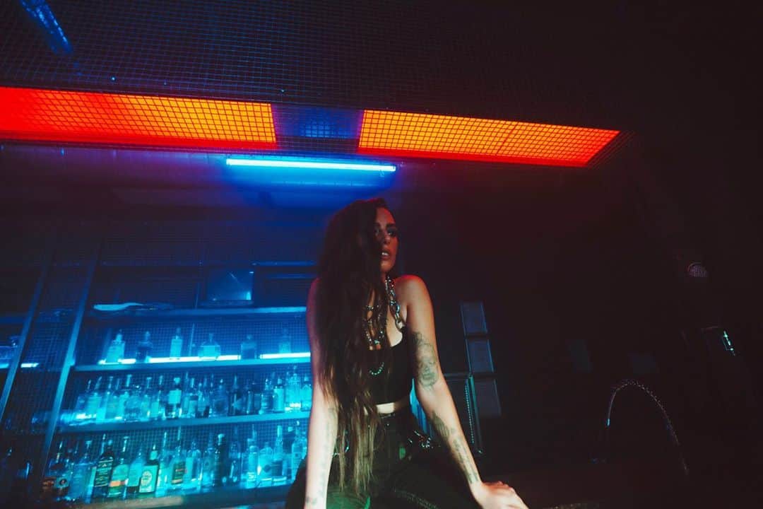 シェール・ロイドのインスタグラム：「The One Drink Away behind the scenes is now live on my YouTube channel! Link in bio 🍸」