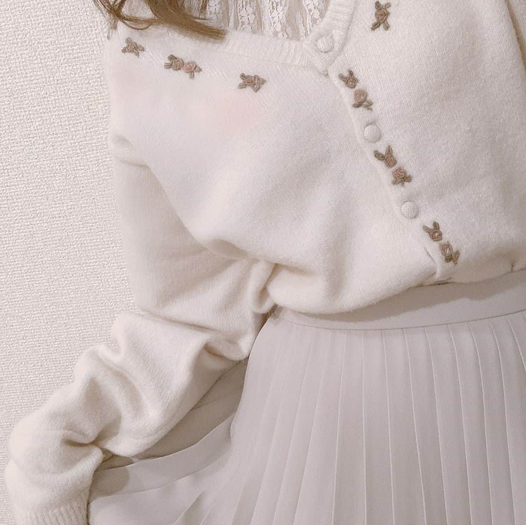 和多田美咲のインスタグラム：「衣装☺︎タグ付けしました! 優佳ちゃんのメンカラー意識で、ホワイト系で統一しました♡ かわいくてお気に入り‼︎」