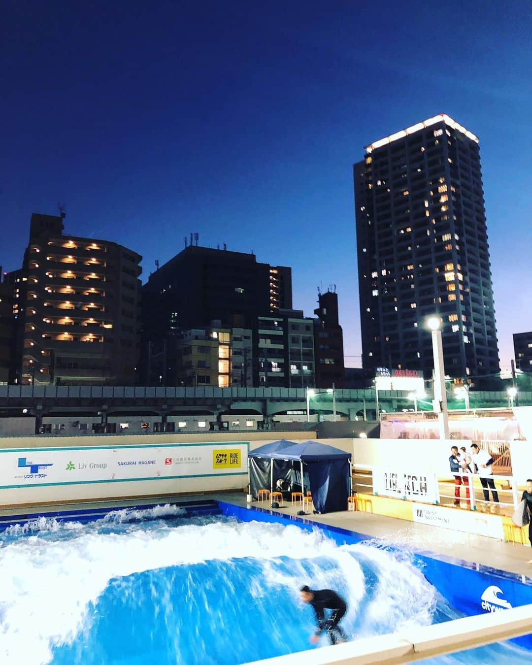 飯沼誠司さんのインスタグラム写真 - (飯沼誠司Instagram)「Let's surf in the city. #surf #inthecity  #instagood  #海行きたい」10月25日 21時36分 - seiji_iinuma