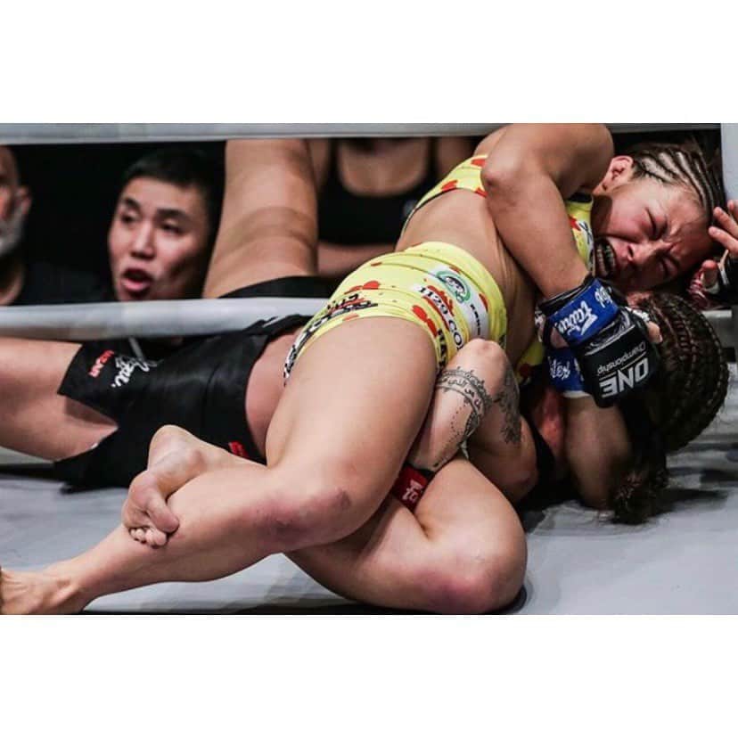 三浦彩佳のインスタグラム：「たまには必死な写真🤳  泣いても笑ってもいない写真📹  腕極まれ💪🔥  #onechampionship #atlete #ayakamiura」