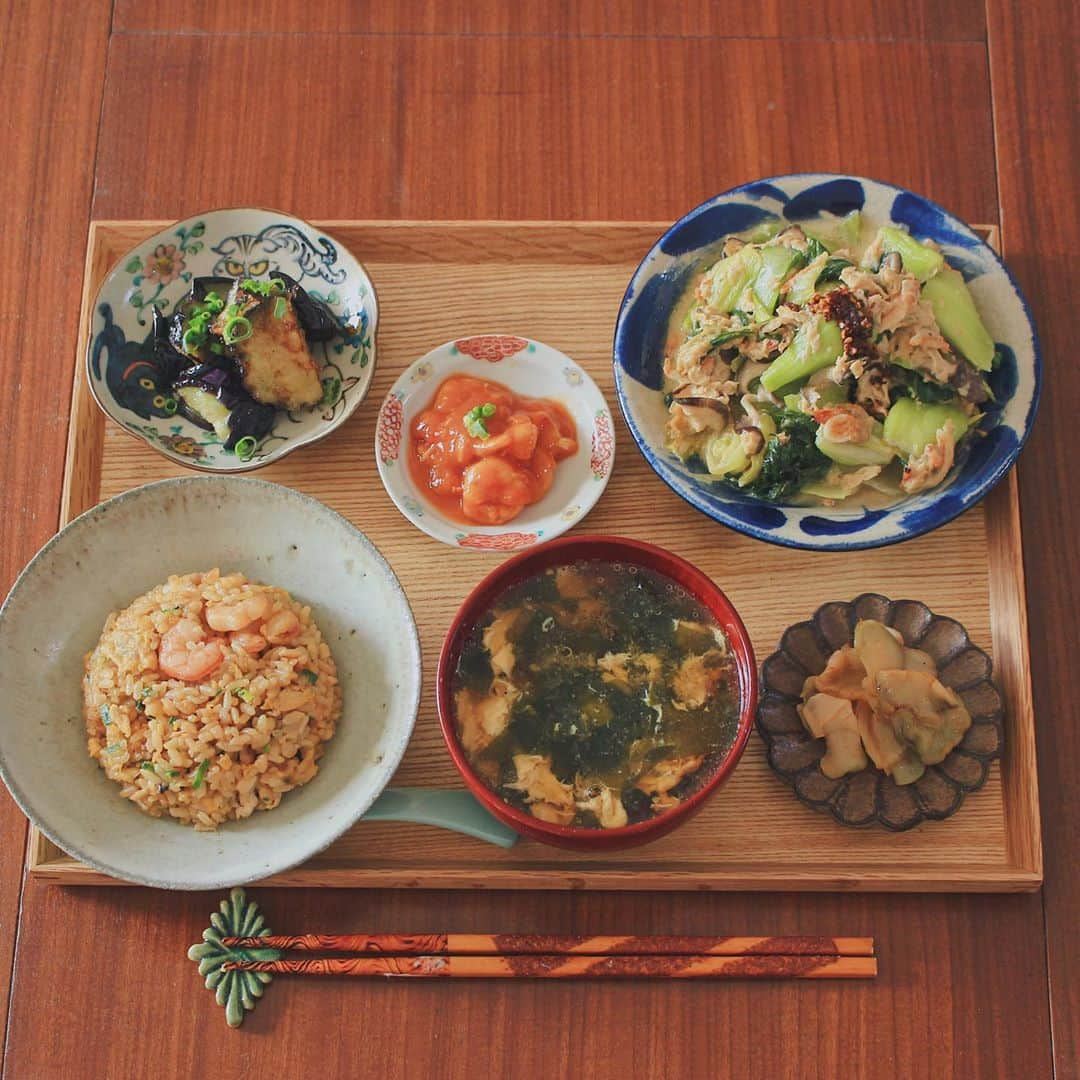 Kaori from Japanese Kitchenさんのインスタグラム写真 - (Kaori from Japanese KitchenInstagram)「【レシピあり】昨日のライブで作った炒飯定食。 ・ こんばんは。 今日の朝昼ごはん。 昨日のライブで作った炒飯です。 鉄フライパンで作ったからか 米がパラパラしていて、 いつもよりおいしい！ ライブで分量はお伝えしましたが 見逃した方のために分量メモ書きしておきます。 スワイプして3枚目👉 参考になれば幸いです☺︎ ウェイパーなどのうま味調味料は 普段あまり使わないのですが 味が決まりやすいし時短になって良いですね。 （今回15分くらいで作れてしまい 　ライブの時間が余ってしまった笑） ・ あとライブではもう1品作りました。 鉄フライパンの使い始めに行う 「油ならし」という作業の際に炒めた青梗菜で 青梗菜と湯葉の中華炒めを作りました。 中国の家庭料理ですね。 （本場は乾燥湯葉を使ってます） 副菜はインスタの質問箱で 「炒飯に合う副菜は？」というテーマで いただいた案を元に3品用意。 正直全部美味しそうすぎて 何を用意しようか悩んだけど ザーサイが大人気！ということで ザーサイ買いました。美味しい！ 炒飯に使ってあまった海老はエビチリに。 スープはわかめと卵のスープ。 ライブを見てくれた方、 副菜の案を送ってくださった方 みんなありがとうございました。 本日もお疲れ様でした☺︎ ・ 【薬膳と栄養の話】 昨日ライブであまり薬膳の話ができなかったのですが 炒飯に入れた海老について。 海老は低脂質高タンパクで コレステロール値の上昇を抑え 糖の吸収を阻害するベタインが入っており 糖質多めの炒飯の罪悪感を 栄養的に減らしてくれる食材だと言えそう。 薬膳的にみると身体を温めてくれ 腎を力を高める食材ですので 冬の冷えやむくみに効能があると言われています。 寒い季節に海老、おすすめです。 ・ ・ 【おしながき】 えび炒飯 わかたまスープ（わかめと卵） チンゲン菜と湯葉の中華炒め エビチリ（風） 茄子の唐揚げ @haruna.bb ザーサイ ・ ・ ・ ・ 2020.10.25 Sun Hi from Tokyo! Here’s Weekend brunch:Stir-fried rice, wake and egg soup, stir-fried bok choy and tofu skin, shrimp chili, deep-fried eggplants, and Szechuan pickles. ・ ・ ・ ・ #Japanesefood #breakfast #朝ごはん #おうちごはん #早餐 #薬膳 #うつわ #自炊 #家庭料理 #落合芝地 #やちむん #一汁三菜 #炒飯 #中華料理 #松浦コータロー #清岡幸道」10月25日 21時41分 - coco_kontasu