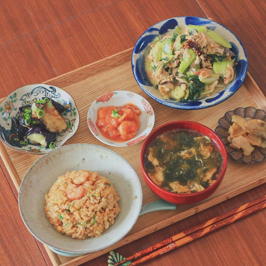 Kaori from Japanese Kitchenのインスタグラム：「【レシピあり】昨日のライブで作った炒飯定食。 ・ こんばんは。 今日の朝昼ごはん。 昨日のライブで作った炒飯です。 鉄フライパンで作ったからか 米がパラパラしていて、 いつもよりおいしい！ ライブで分量はお伝えしましたが 見逃した方のために分量メモ書きしておきます。 スワイプして3枚目👉 参考になれば幸いです☺︎ ウェイパーなどのうま味調味料は 普段あまり使わないのですが 味が決まりやすいし時短になって良いですね。 （今回15分くらいで作れてしまい 　ライブの時間が余ってしまった笑） ・ あとライブではもう1品作りました。 鉄フライパンの使い始めに行う 「油ならし」という作業の際に炒めた青梗菜で 青梗菜と湯葉の中華炒めを作りました。 中国の家庭料理ですね。 （本場は乾燥湯葉を使ってます） 副菜はインスタの質問箱で 「炒飯に合う副菜は？」というテーマで いただいた案を元に3品用意。 正直全部美味しそうすぎて 何を用意しようか悩んだけど ザーサイが大人気！ということで ザーサイ買いました。美味しい！ 炒飯に使ってあまった海老はエビチリに。 スープはわかめと卵のスープ。 ライブを見てくれた方、 副菜の案を送ってくださった方 みんなありがとうございました。 本日もお疲れ様でした☺︎ ・ 【薬膳と栄養の話】 昨日ライブであまり薬膳の話ができなかったのですが 炒飯に入れた海老について。 海老は低脂質高タンパクで コレステロール値の上昇を抑え 糖の吸収を阻害するベタインが入っており 糖質多めの炒飯の罪悪感を 栄養的に減らしてくれる食材だと言えそう。 薬膳的にみると身体を温めてくれ 腎を力を高める食材ですので 冬の冷えやむくみに効能があると言われています。 寒い季節に海老、おすすめです。 ・ ・ 【おしながき】 えび炒飯 わかたまスープ（わかめと卵） チンゲン菜と湯葉の中華炒め エビチリ（風） 茄子の唐揚げ @haruna.bb ザーサイ ・ ・ ・ ・ 2020.10.25 Sun Hi from Tokyo! Here’s Weekend brunch:Stir-fried rice, wake and egg soup, stir-fried bok choy and tofu skin, shrimp chili, deep-fried eggplants, and Szechuan pickles. ・ ・ ・ ・ #Japanesefood #breakfast #朝ごはん #おうちごはん #早餐 #薬膳 #うつわ #自炊 #家庭料理 #落合芝地 #やちむん #一汁三菜 #炒飯 #中華料理 #松浦コータロー #清岡幸道」