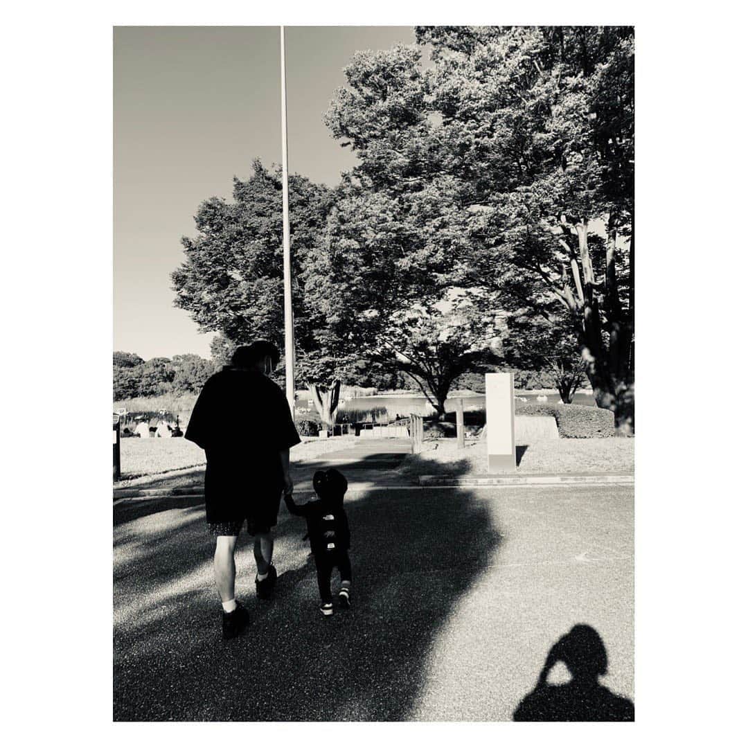 柏木作夢さんのインスタグラム写真 - (柏木作夢Instagram)「ピョコピョコついてくる。 たくさん歩いてたくさん疲れたね。 楽しかった🐸 ・・・・・ #昭和記念公園#東京#公園#国営#景色と見る景色#息子#1歳#男の子#柏木景色#景色#親子#父息子#こどものいる暮らし#子供のいる暮らし#背中」10月25日 21時41分 - samukashiwagi