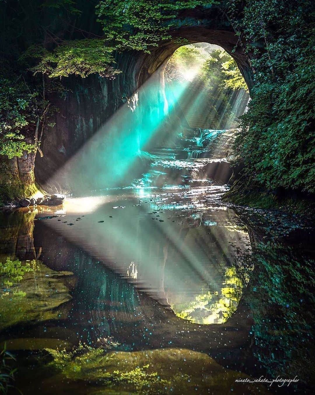 Canon Photographyさんのインスタグラム写真 - (Canon PhotographyInstagram)「Rays, rays and rays. Wow 🤩 Photography // @minato_sakata Curated by @steffeneisenacher  #japan #sunrays #reflectionphotography #ig_japan #visitjapan #reflectiongram」10月25日 21時47分 - cpcollectives