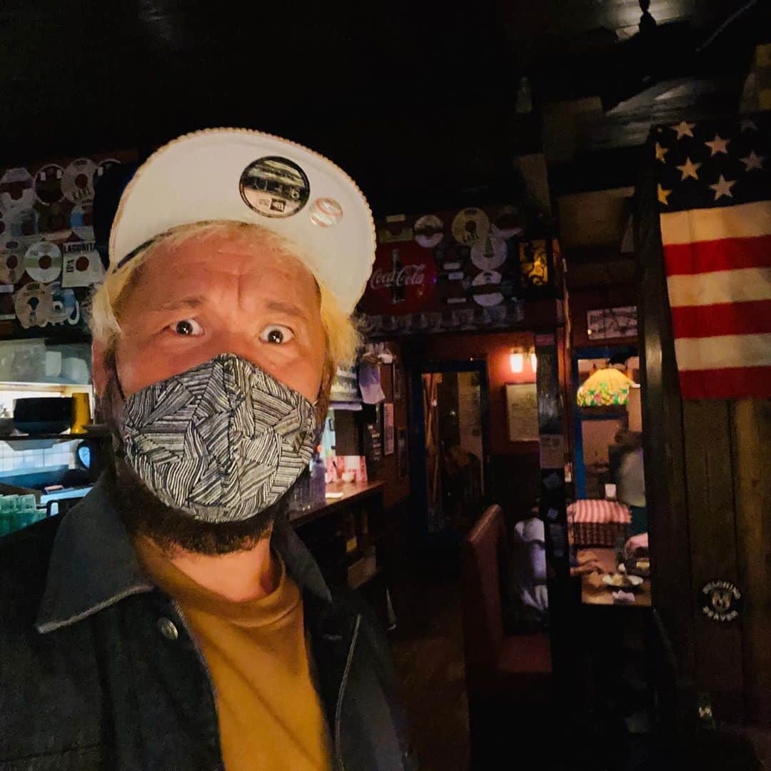 真壁刀義のインスタグラム：「おぅ‼️俺様だぁー😆❗️こないだのアル撮影終わりがAM2時30分😅帰宅し寝たのはAM4時‼️疲れ過ぎてPM13時過ぎまで寝てたから1日何もしねぇのは忍びねぇから大好物のハンバーガー🍔を買いに行く❗️自宅で食うと、ヤッパリ激ウマ過ぎた😁⭐️🎉自分への御褒美はコレに限る😁🎉最近ちと御褒美が多々あり過ぎるけどな😅⭐️‼️ #ハンバーガー #TROUBADOUR #新日本プロレス」