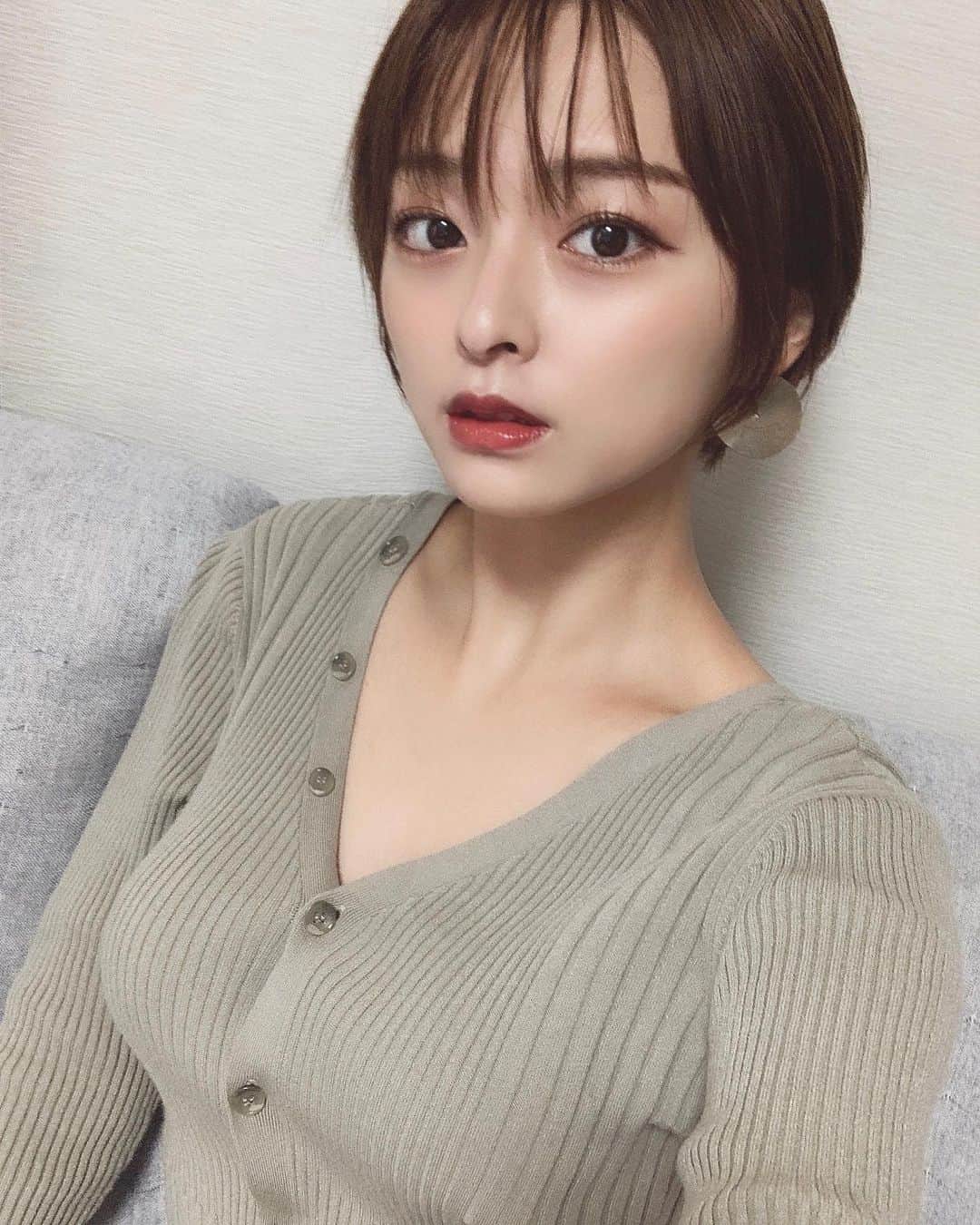 かおりのインスタグラム：「・ ・  珍しく自撮りした🤳 どんな表情だろ笑　 自撮りの時の表情難しい😅  明日からも頑張りましょ〜☺️  #自撮り　#秋」