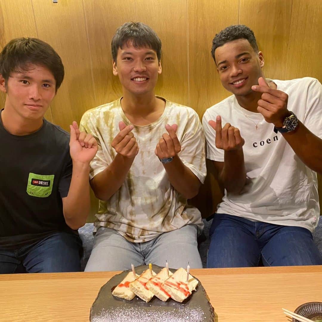 村中恭兵のインスタグラム：「今日は３３歳の誕生日でした🐟さんきちくんたちに誕生日プレゼントとディナーを用意してもらいました❗️ 今は大変な状況の中でこんなにおもてなししてもらうと思ってなかったです😢 ありがとう😊 ３３歳も良い1年が送れるように頑張っていきたいと思います❗️」