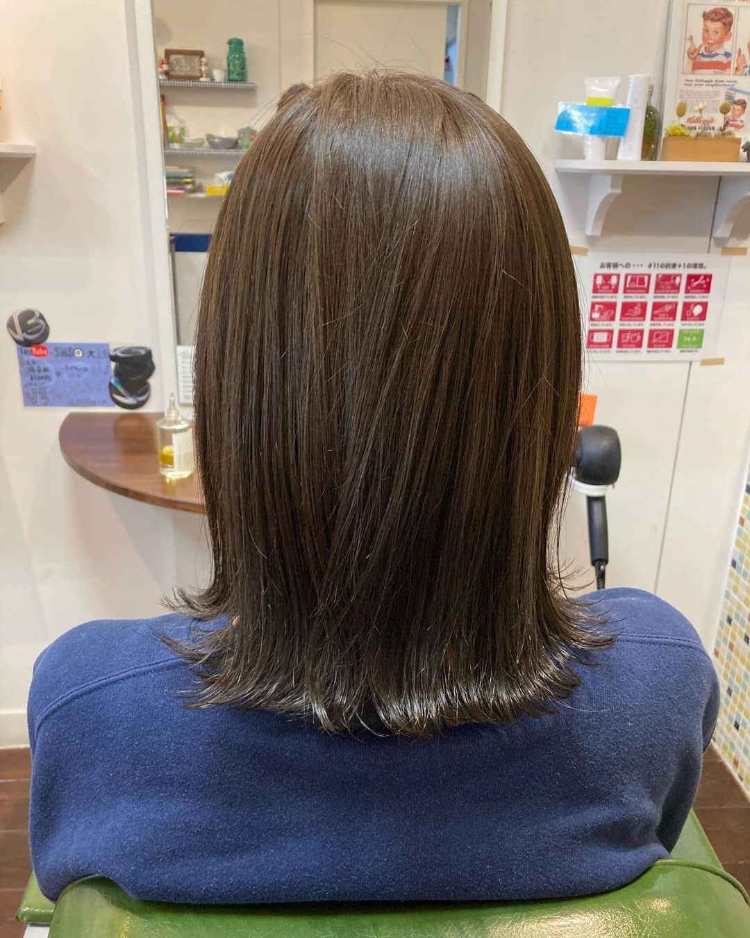 井上花実のインスタグラム：「毛先までつやつやカラー ブリーチがなくても軽やかなアッシュベージュ🥰 cut.color.treatment / ¥12,800(+tax) 仕上げのオイルは @track_jp 🌿 トラックオイルNo.3のキンモクセイの香りが大人気です No.1のオイルは柑橘系で軽い質感も人気です🍋 : #ロンゴガール#ロンゴロンゴ#武雄美容室#武雄#武雄市#佐賀#佐賀美容室#イルミナ#イルミナカラー#武雄美容室ロンゴロンゴ#アプリエ #ゆる巻き#アッシュカラー#外国人風#外国人風カラー#アッシュ#ロブ#アッシュベージュ #hair#hairstyle#haircolor#fashion#ブルージュ#ベージュカラー#秋カラー#ナチュラルカラー#グレージュ#ブリーチなし」