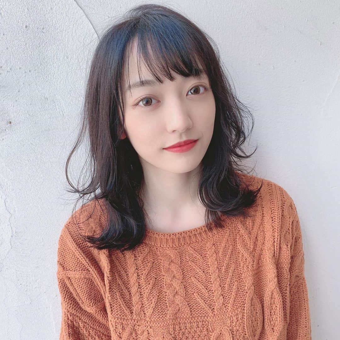 下村実生のインスタグラム：「美容院行ってきました ちょっと切って黒くしたよ〜✌︎ #ミディアム　#ミディアムヘア」