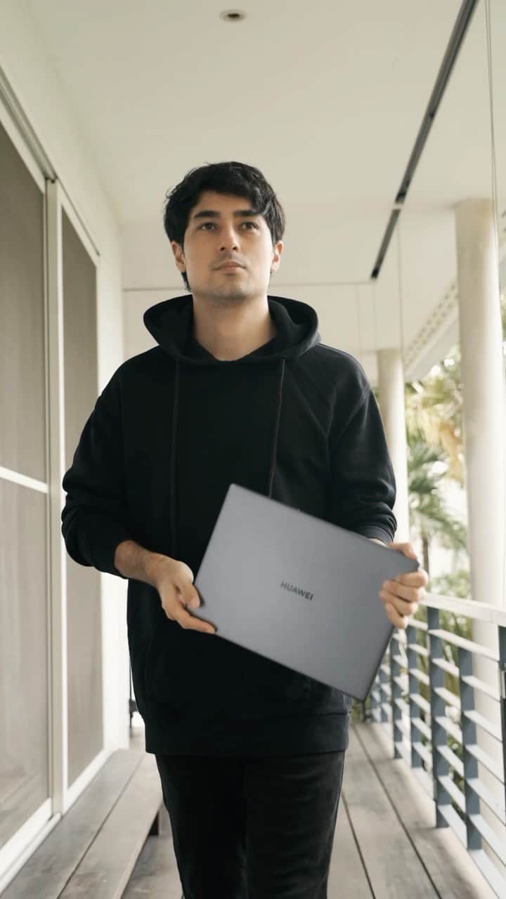 マーロン・ストッキンガーのインスタグラム：「Let’s take a closer look at the #HuaweiMatebook14PH. After several weeks of using my new laptop it’s been a breeze in terms of working and staying connected from home as it’s equipped with Ryzen 5 4600H processer providing me higher and better performance.  #MoreThanFullViewPH」