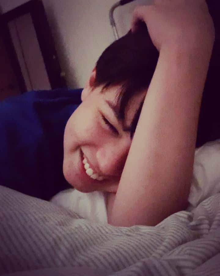 バイリンガル3兄妹のインスタグラム：「夜ご飯終わってるのに お腹減ったー 何か食べていいー？ って空雅氏が来たので  声変わりの記録撮ろうとおもって 何か喋ってって言ったけど  何喋ればいいか分からないので とりあえず自己紹介。  心は2歳になりました😂  そんなことより自分の分のバナナが残ってるか必死に聞く39歳な🙄  #空雅声変わりの記録 #昔よりは低いけどまだ声低いと言う感じではない」