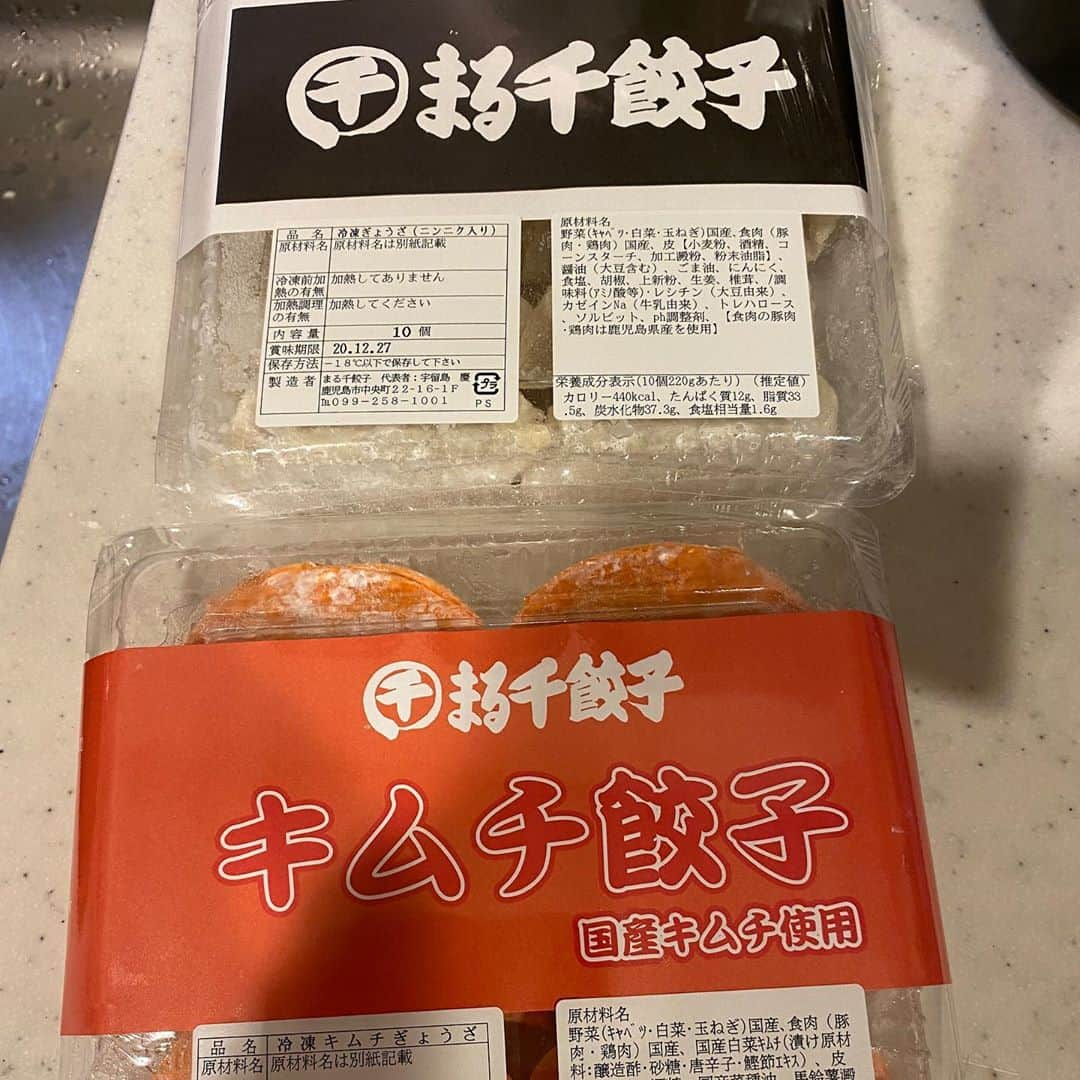 宮下純一さんのインスタグラム写真 - (宮下純一Instagram)「誕生日プレゼント届いた🎁🎂大好きな餃子🥟😘かごピタさんまる千餃子さんありがとございます😄美味しくいただきます☺️#かごピタ #誕生日プレゼント #大好き餃子😍 #豚味噌もつけてくれた #キムチ餃子」10月25日 21時58分 - junichi1017