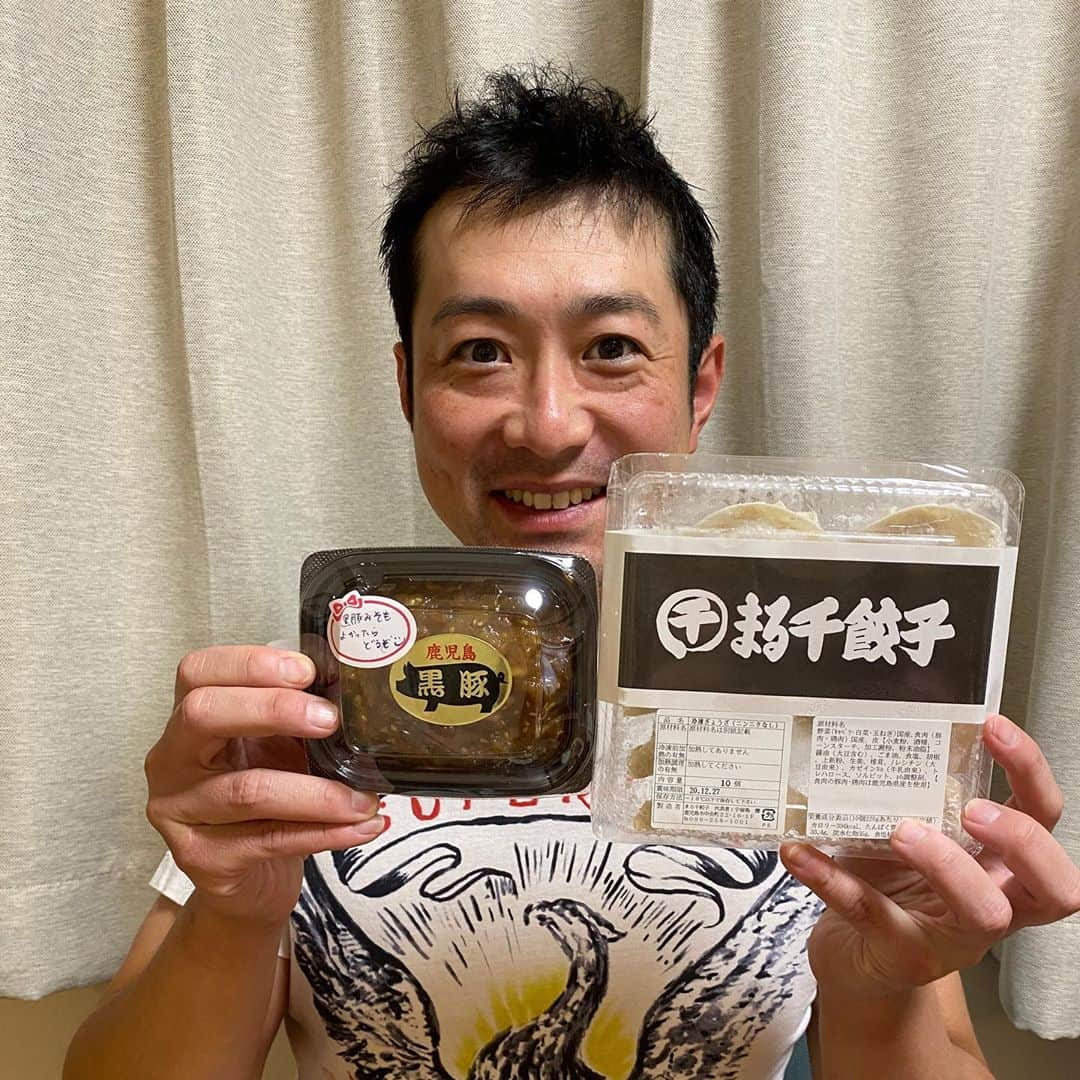 宮下純一さんのインスタグラム写真 - (宮下純一Instagram)「誕生日プレゼント届いた🎁🎂大好きな餃子🥟😘かごピタさんまる千餃子さんありがとございます😄美味しくいただきます☺️#かごピタ #誕生日プレゼント #大好き餃子😍 #豚味噌もつけてくれた #キムチ餃子」10月25日 21時58分 - junichi1017