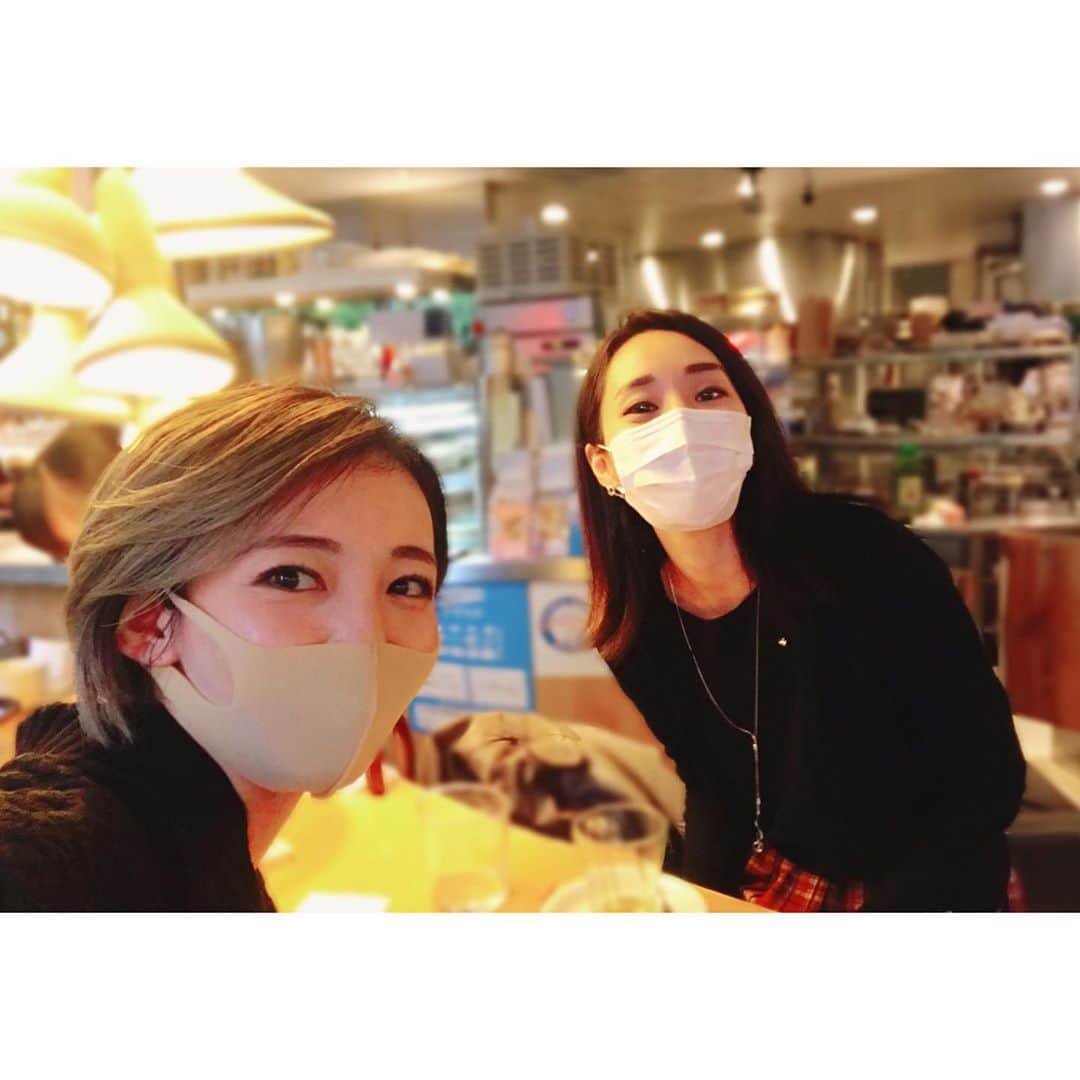 咲希あかねのインスタグラム：「久しぶりにあきちゃんに会えたー❤️ 澄輝さやっと😚  この人の癒しのオーラ半端ないっ！！ 何気ない話をひたすらできる！笑  一緒にブラブラしながら、コンサートで使うアクセサリー探したり、ヘアアレンジや、ネイルの事など… あきちゃんからそんな相談される日がこようとは😭✨ 私もヨガについて相談させてもらったり…心強い存在✨  #宝塚 #宙組 #澄輝さやと  #91期 #同期 ❤️」