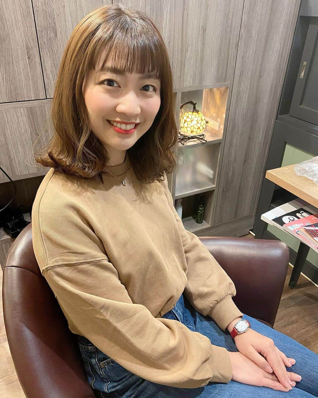 湯浅知里さんのインスタグラム写真 - (湯浅知里Instagram)「♡♡ . . #aura さんにて カラー&カット✂️✨ 色は栗色🌰に前髪は短めにしてもらいました〜(*^^*) . 水戸さんのヘッドマッサージが気持ち良くて爆睡でした😴💤アロマの香りに包まれながら幸せな時間だった〜。 . #菊花賞 #コントレイル #福永騎手 #三冠馬 #三冠 #無敗 陣営の皆さまおめでとうございます㊗️ (馬券とった方もおめでとうございます👍) 2週連続で無敗の三冠馬🏇誕生✨✨ . . 来週の#天皇賞 のメンバーが大変なことに❣️ 今から楽しみすぎる🥺💕 . #馬好き #umajo #競馬 #ヘアカラー #栗色 #秋  #前髪短め #湯浅知里」10月25日 21時59分 - chisato.y515