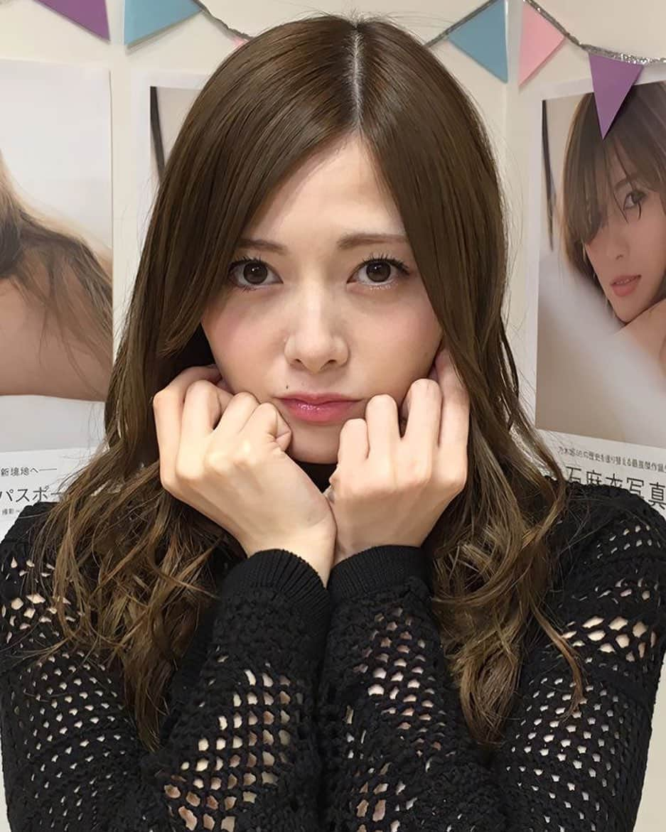 西野七瀬fanのインスタグラム：「･ あと3日か、、、 #乃木坂46 #nogizaka46 #のぎざか46  #白石麻衣 #まいやん #まい #まいちゃん #まいにゃん  #白石さん  #どいや丸軍団 #裏アカに力を入れてる系grammar  #乃木坂ちゃんリスペクト軍団  #雑誌 #写真集 #わたがし #清純な大人  #水着」