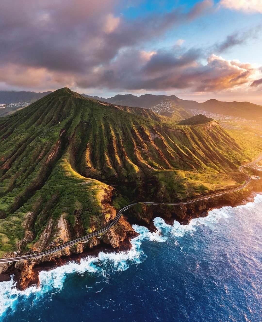 Earth Picsさんのインスタグラム写真 - (Earth PicsInstagram)「Morning glow in Hawaii ☀️ 📷 @spencerlee808」10月25日 22時00分 - earthpix