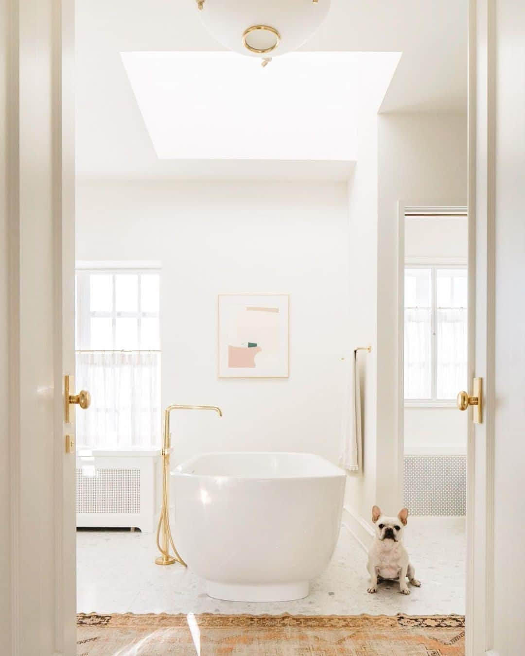 MT DOMAINEさんのインスタグラム写真 - (MT DOMAINEInstagram)「#SelfCareSunday with a dash of relaxation in this calming bathroom and a cute frenchie making us smile from ear to ear. 🕊️📸: @margaretrajic @katemarkerinteriors @katemarkerhome @kallistaplumbing」10月25日 22時01分 - mydomaine