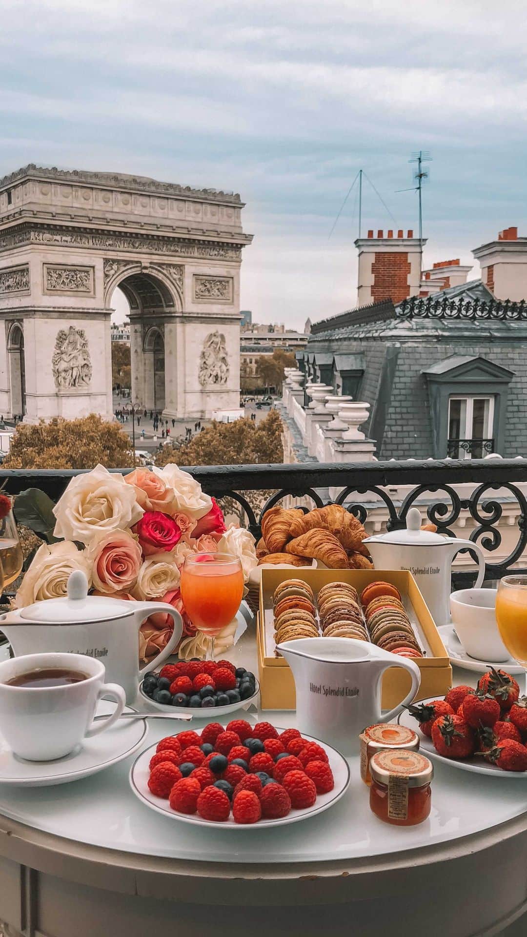 バーボラ・コディトヴァのインスタグラム：「How I wish I woke up 🙏🏻🥂 Tag someone you’d share this with ❤️」