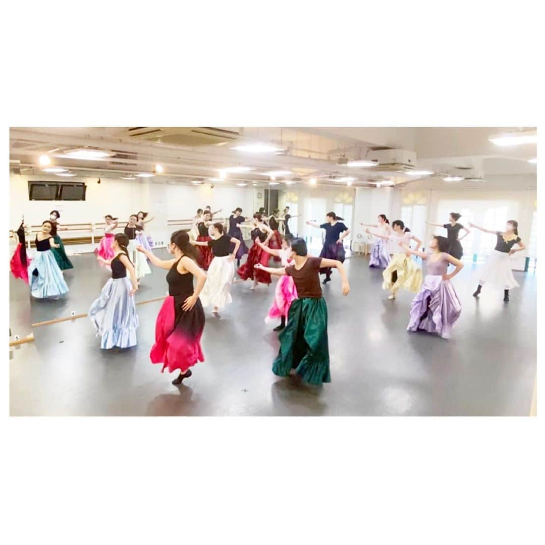 風花舞さんのインスタグラム写真 - (風花舞Instagram)「Chacott(日)ダンスplus本日も終了しました。ご参加くださった皆さん、ありがとうございました。  先週に引き続き2回目。 今日からご参加の方も、先週からご参加の方も良くできました👏  IGTVに通し動画4本+おまけレクチャーをまとめて掲載しています。 来週から新しいナンバーになります。次はミモレ丈フレアースカート、ショート丈スカート、バレエ巻きスカート、通常ダンスウェア(スカートなし)、どのスタイルでも参加可能です(フレアーロングスカートは不可❌)。 お問合わせ・ご予約はChacott渋谷スタジオへ。  🔴Chacott(日)ダンスplusにご参加くださっている皆さんへ。 DL@目白同様、Chacott(日)ダンスplusでも、過去に踊ったナンバーの中からもう一度踊りたいナンバーを「リベンジ」することとなりました。  IGTVに掲載している動画の中で、 今年2020年、昨年2019年に練習したナンバーの中からもう一度踊りたいナンバーがある方は、 dancelesson.kazahanamai@gmail.com宛にお名前フルネームをお書き添えの上、IGTV掲載の日付とナンバーのタイトルをお送りください。 締切は11/23(月)必着です。  来年2021年1月に2曲(前半2レッスンで1曲、後半３レッスンで1曲を予定)、 2月に2曲(前半2レッスンで1曲、後半2レッスンで1曲を予定)、 リクエスト頂いたナンバー上位4曲をもう一度踊ろうと思っています。  ⚠️リベンジ曲の練習順番はこちらでバランスを見て決めますので、日にち指定は出来ません。 ⚠️もともとDL@目白会員様からのリクエスト曲だったナンバーは、生徒さんからお借りしていたCDを返却済みで楽曲が手元になくリベンジできない場合もありますのでご了承ください。 ⚠️過去ナンバーが多いので、リクエスト可能曲は2020年.2019年に踊ったナンバーに限らせていただきます。  🔴お一人何曲リクエストしていただいても構いません。 もう一度踊りたいナンバーをメールにてお送りください。 よろしくお願いします。」10月25日 22時03分 - kazahanamai_official