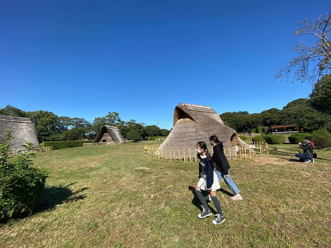 熊谷真実さんのインスタグラム写真 - (熊谷真実Instagram)「浜松駅から程近いところに遺跡があるって。  すごいと思うんだけど。 ここにくれば縄文時代にタイムスリップできます。 でも内緒にしときたい場所。  #熊谷真実#浜松観光#蜆塚遺跡 #縄文時代にタイムスリップ#縄文時代の遺跡 #裸足で歩きたい」10月25日 22時07分 - mami_kumagai310