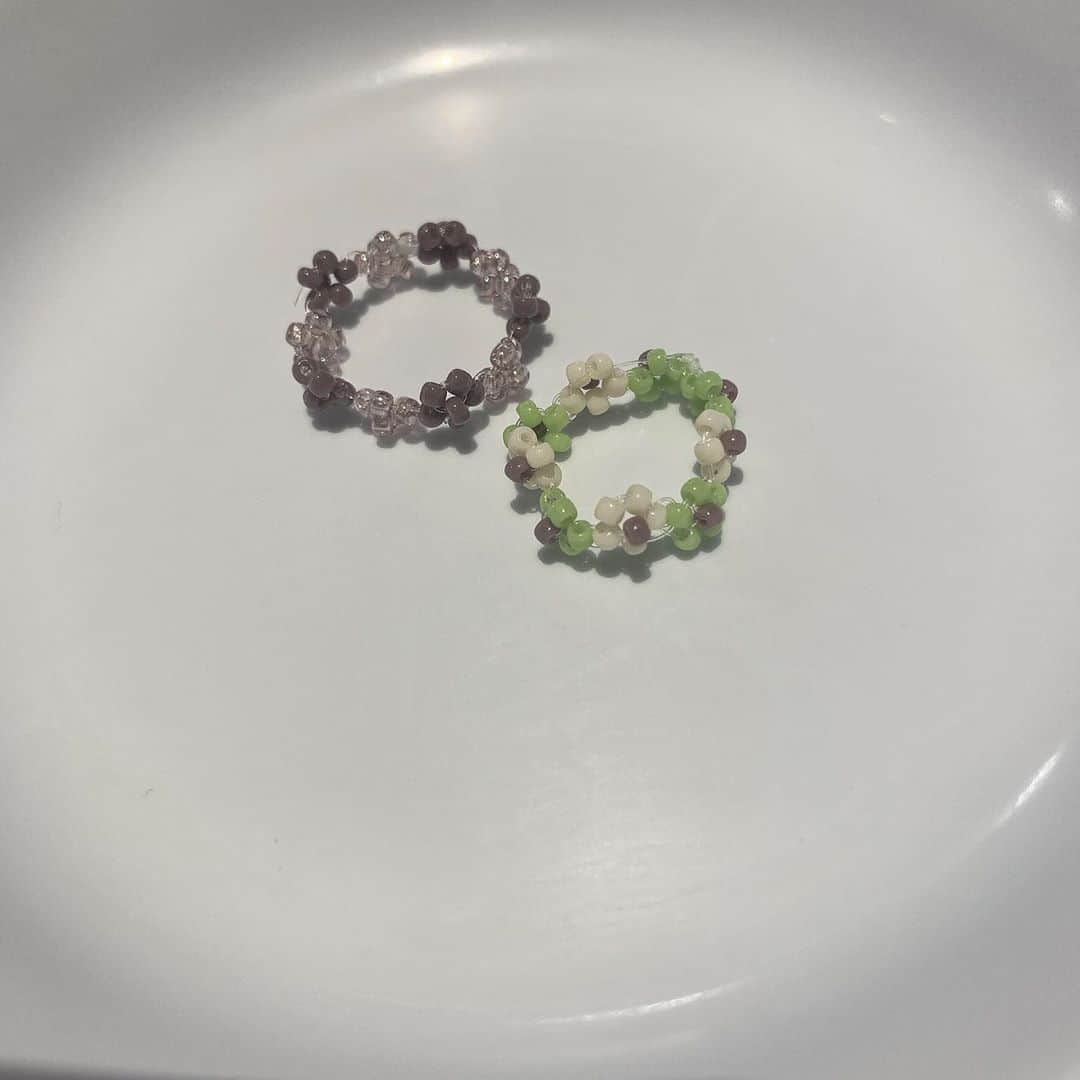 のインスタグラム：「, , 友達とビーズアクセ作り🌼 , お花の作り方もいろいろな種類が あったり、色の組み合わせも無限で たくさん作りたくなった、、🥺 , はじめは1人でチャレンジしようと したけどつまずいてしまい笑 手芸が得意な友達に 教えてもらいながらなんとか完成✨ , たのしかったな〜☺️」