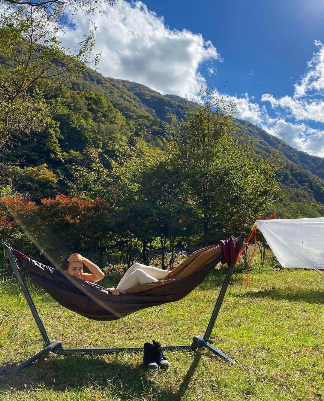 倉地美晴さんのインスタグラム写真 - (倉地美晴Instagram)「・ 澄み渡る秋空の下で優雅にハンモック🍁🌞🏕  #ハンモック #autumncamp #camping #アウトドア #アウトドアファッション #キャンプ女子 #hammock #ウキグモ #南アルプス #芦安キャンプサイトno2 #芦安」10月25日 22時08分 - miharu_kurachi