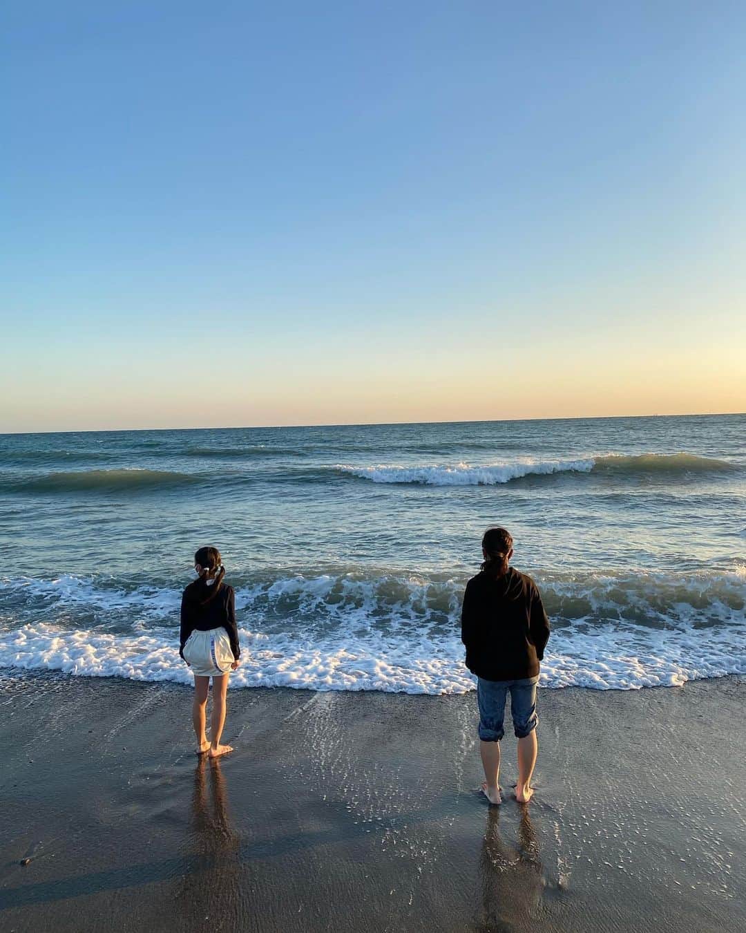 熊谷真実さんのインスタグラム写真 - (熊谷真実Instagram)「わたしが裸足になったら、2人も裸足になった。 思春期の少女のなんと清いことだろう。 ありがとう。 色々な事を思い出させてもらったよ。 #熊谷真実#中田島砂丘#裸足で #海に#浜松観光#幸せ#ありがとう#一生の思い出」10月25日 22時11分 - mami_kumagai310