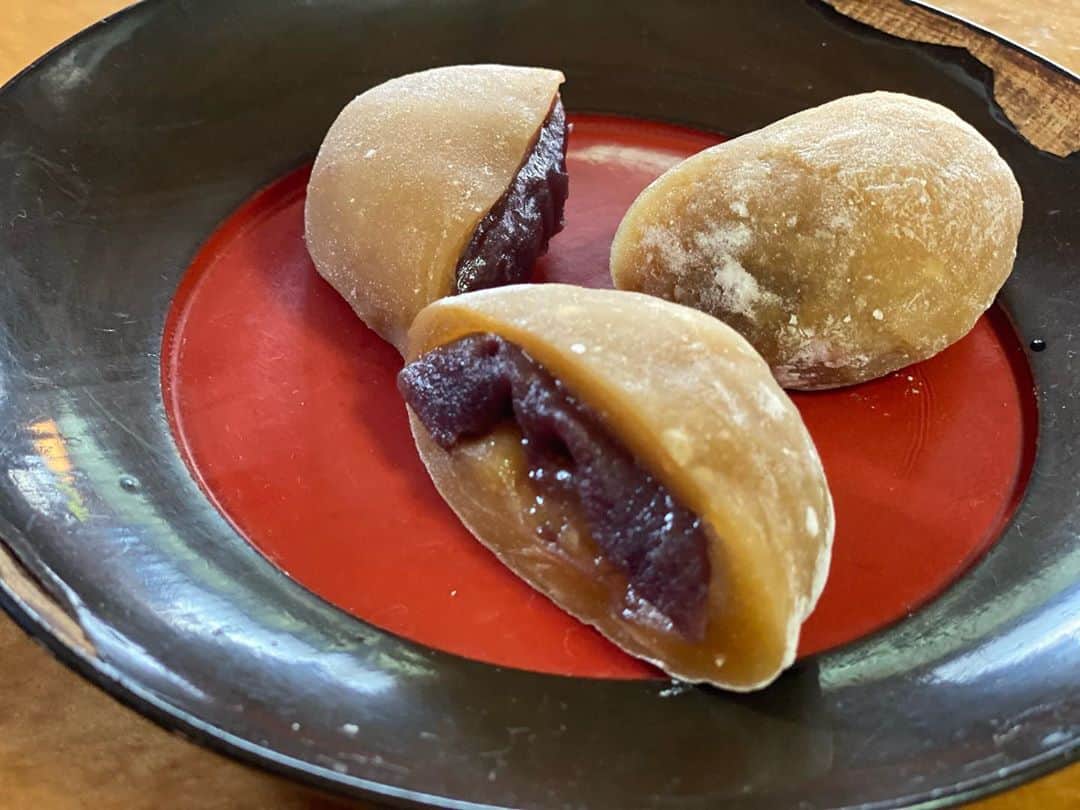 海津ゆうこさんのインスタグラム写真 - (海津ゆうこInstagram)「この一週間、駆け抜けたので美味しい物を食べに連れて行ってもらいました。  天然まいたけの天ぷらは最高で、山菜づくしなのに、最後の栃餅まで辿り告げず… 体に良いものを食べると気持ちも元気になれますね。  #山菜#農家ご飯#天然まいたけ #天ぷら#栃餅#くるみみそ #天然まいたけの天ぷら #こころまい #新潟#新米#新潟グラム #ランチタイム #lunch #新潟グルメ #instagood #instalike #instalife #instadaily #フリーアナウンサー#ラジオパーソナリティー」10月25日 22時12分 - yuco310