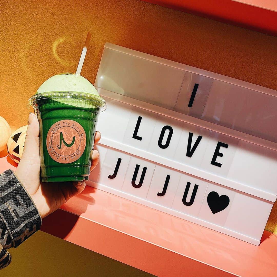 クリスティン・ウェイのインスタグラム：「Daily juice place, best access at Roppongi station and in front of Grand Hyatt @jujuthejuice インスタ映え Healthy life starts from here. #juicebar #jujujuice #cleanselife #vegetables #juicelife #detoxjuice #cwlife」