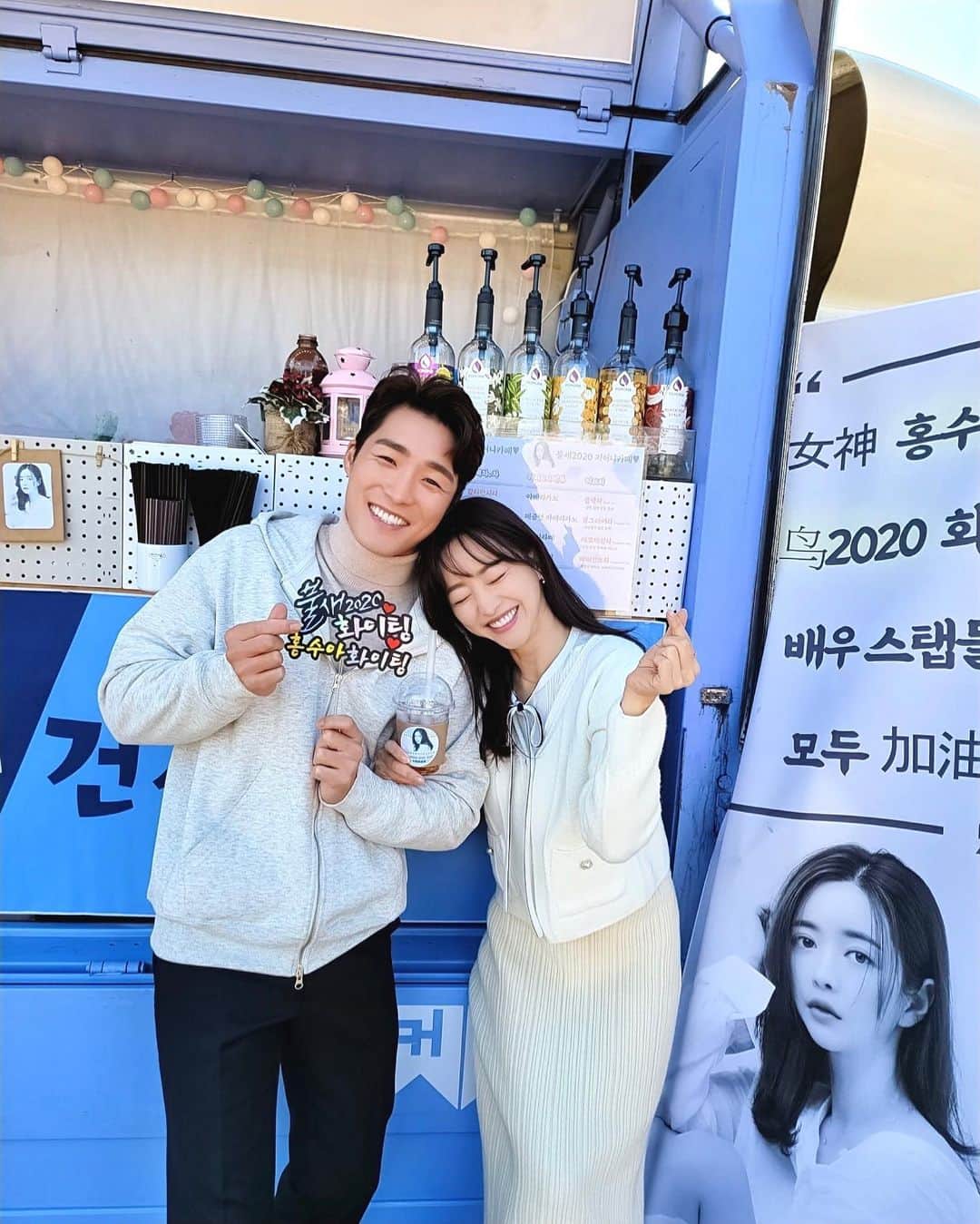 ホン・スアさんのインスタグラム写真 - (ホン・スアInstagram)「중국팬분들🙏🏻감사해요 💕  넘예쁜 #커피차 😍  차칸 하주니 ,  지은바라기 정미니 고마워🥳💖  내일 아침 8:30  #드디어  #첫방송 👻 #불새2020 #화이팅  #많은시청바랍니다」10月25日 22時13分 - sooah.hong