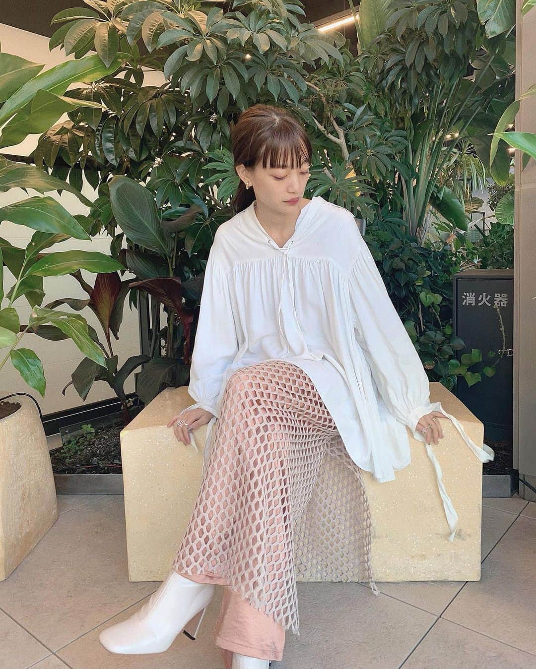 佐藤里緒菜のインスタグラム：「_ 白い靴を手に入れた🥚 @trifle_official  家にブーツ6足あるんだが… またメッシュワンピ着てる写真UPしちゃった🤭」