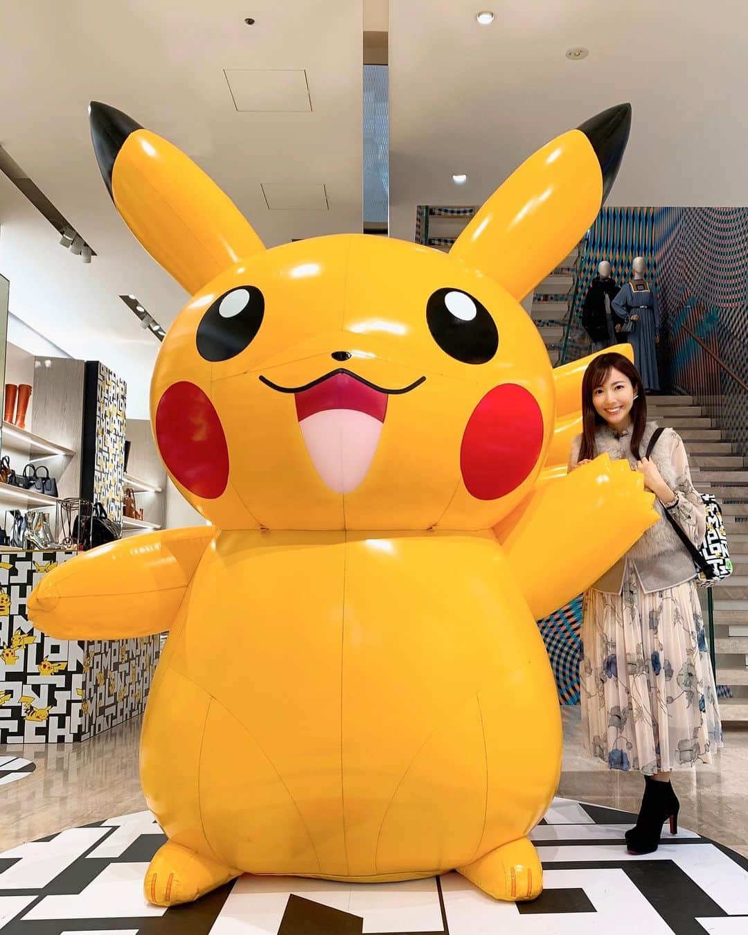 のインスタグラム：「. #ロンシャンラメゾン表参道 に 大きなピカチュウがいると聞き会いに行ってきました✨ . @longchamp と @pokemon  のコラボコレクションが沢山💛 お目当てのバッグは売り切れだったので、 ポーチをゲットしてきました✨ . . #実はポケモンGO再ブーム中 #レベル33  . #longchampxpokemon #longchamp #pokemon #pokemongo #pikachu  #ピカチュウ好きな人と繋がりたい  #ポケモンgo好きな人と繋がりたい  #ロンシャン #ポケモンgo  #気象予報士 #セントフォース」