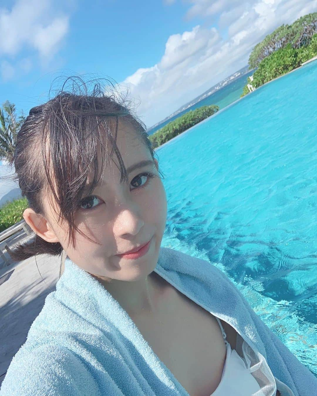 上野瑚子のインスタグラム：「まったり沖縄振り返り投稿その1 . . . ブセナテラスの隣にあるThe Terrace Club AT Busenaのインフィニティプール♡13歳以下の子供は入れない大人の空間でまったり！ 個人的にはブセナテラス2泊＋クラブブセナ1泊の組み合わせが一番だったと思う...！ . . . #ブセナテラス #テラスクラブアットブセナ #busenaterrace #thebusenaterrace #theterraceatbusena #ザテラスクラブアットブセナ #沖縄 #okinawa #okinawajapan #水着 #ビキニ #ビーチ #リゾート #プール #travel #trip #beach #インフィニティプール  #ビジョビ　#天使と女神のハーフ #美女navi #ビジョフォ #ビジョラダ #美人名鑑　#美女ふぁいる #ビジョグラム #ビジョビジョ #美女の宅急便 #読モ #サロモ」