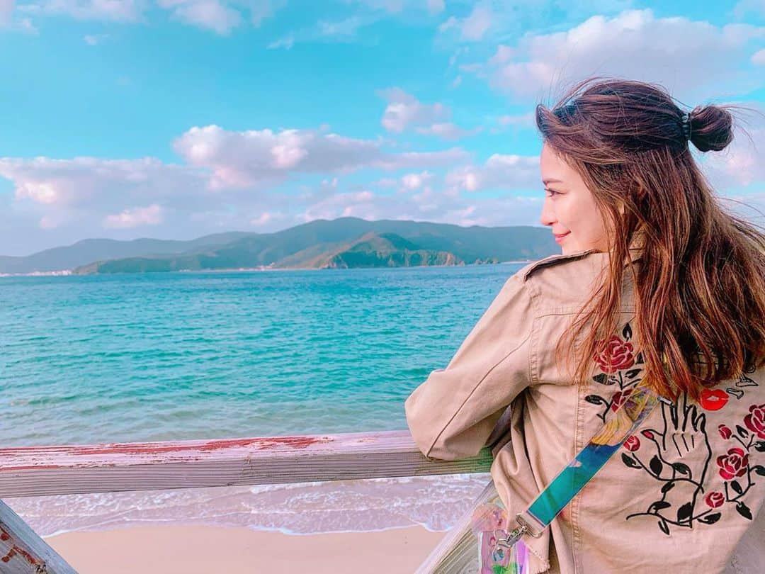 のインスタグラム：「数年前に初めて行った奄美大島🌺 その時の島の思い出が忘れられず、 絶対にまた行きたいと思ってた場所に 仲良しの友達が移住したので会いに行ってきました☺️✨ ． ． 今回は色々と心に沁みる旅だった。 人の温かさにたくさん触れて、 大自然の島からエネルギーをもらって 改めて人生観が変わる場所だと思いました。 ． ． ひとつひとつの出会いは奇跡で、自分の宝物。 加計呂麻島では、大好きなおじちゃんができました☺️ 至れり尽くせりしてくれて、 愛情たっぷりのおじちゃん。 私も、人に対してああなりたいなと 心から思わせてくれる方でした。 ． ． 情報過多で目的がわからなくなる場所で生きていると 自分がこうじゃないといけないとか、 何が正解か探しながら生きていくのではなく、 自分の人生のストーリーを精一杯楽しんで 生きていこうと思わせてくれた旅！ ． ． 幸福を共有できるだいすきな友達との 最高の思い出が出来たよ〜🥰 移住した友達にYell📣❤️ 旅は本当に素敵だ。 ． ． #奄美大島 #加計呂麻島 #trip #travel #japan #日本旅 #love」