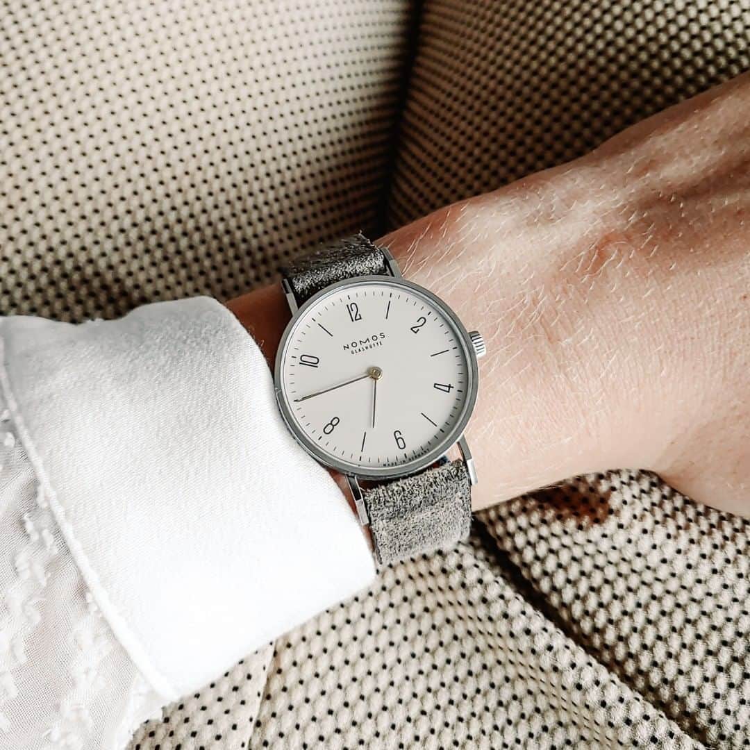 のインスタグラム：「We love this tone-on-tone shot of Tangente duo from @Mia_Luise_—which is why it's our wristshot of the week!  #nomostangente #tangente #nomos #nomosglashuette #watch #watchoftheday #watchgeek #madeingermany #wristwatch #wotd #finewatches」