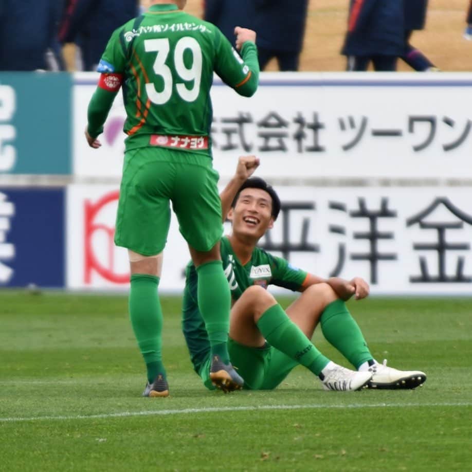ヴァンラーレ八戸さんのインスタグラム写真 - (ヴァンラーレ八戸Instagram)「タイムアップの瞬間。 重責を担うセンターバックコンビに笑みがこぼれました😊  #深井脩平 #近石哲平  #ホームゲームプレイバック #プライフーズスタジアム #全緑MUGENDAI」10月25日 22時26分 - vanraure8nohe