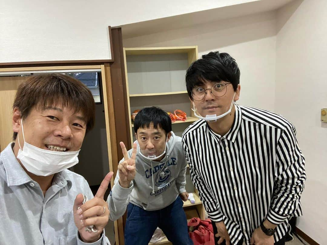 ロッシーさんのインスタグラム写真 - (ロッシーInstagram)「YouTube【GuuGoo】チャンネル！ 新ぐーぐう家！お披露目10時間生配信！ お疲れ様でした！ とっても、アットホームで、楽しい時間でした！ これが、 ぐーぐう　なんだなぁ〜と、思いました！  乾杯して、 おしゃべりして、 カードゲームして、 鼻笛して、 オリジナルお酒作って、 書道して、 10時間たっぷりかけて、 豚骨ラーメンつくたり！ と、 ホント、ぐーぐうな時間！  また、やりたいですね！  出演のみなさん！スタッフのみなさん！ 10時間お疲れ様です！  そして、スタジオカドタ！ ラーメンご苦労様！ 次回は、食べたいわ！  みんな、YouTubeぐーぐうチャンネルをみてね！  【GuuGoo】  https://youtu.be/jNQfkY892R8  YouTubeより  #GuuGoo #ぐーぐう #R藤本 #稲垣早希 #ファミリー #虹組キララ #田辺んジョニー #スタジオカドタ #アイデンティティ #ビスゲッティ佐竹 #バッファロー吾郎竹若  #野性爆弾 #ロッシー #より。 #ロシ写真」10月25日 22時27分 - yaseibakudan_rossy