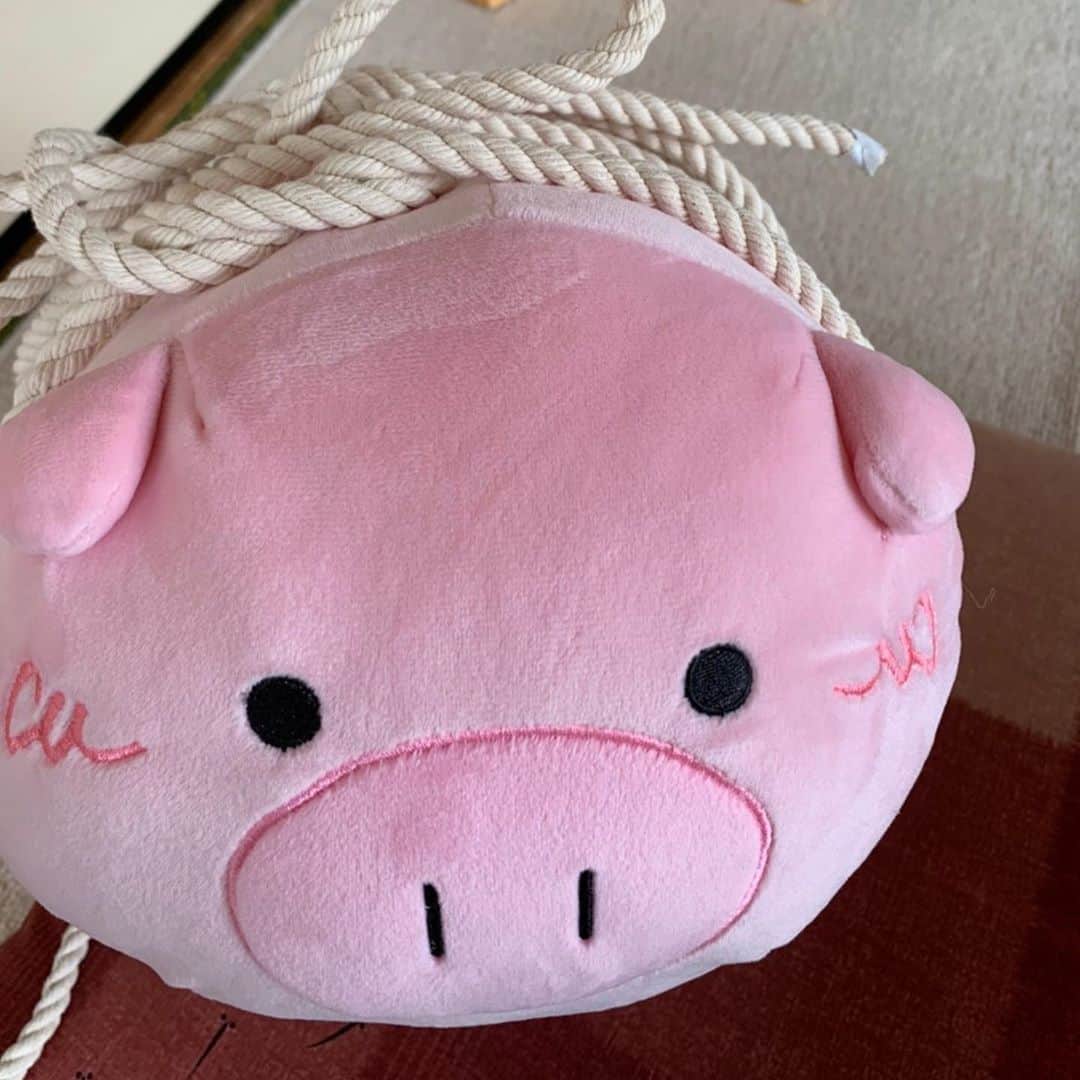 日曜劇場『危険なビーナス』【公式】のインスタグラム：「現場レポート　その28🐖🐖🐖 . . 第3️⃣話、いかがでしたでしょうか🐷？ . . そして最後に映った明人さん…🐽 実はこのシーン、撮影のときに私もお邪魔していまして。 明人さんと同じ体験をしようと思ったのですが… 私がやると、チャー○ューみたいになっちゃいました😓 . 伯朗さんも楓さんも百合華さんも… みんな心配しているので無事に明人さんが見つかりますように😢 . . そして！ #Paravi オリジナルストーリー 安全なビーナス も配信スタートしました🍸 第1話は悩めるあの人がやってくる...🐏 . . #日曜劇場 #危険なビーナス #東野圭吾 #ブーナス #ブーナスの現場レポート #妻夫木聡 #吉高由里子 #ディーンフジオカ #染谷将太 #中村アン #堀田真由 #結木滉星 #福田麻貴 #3時のヒロイン #R指定 #CreepyNuts #麻生祐未 #坂井真紀 #安蘭けい #田口浩正 #池内万作 #栗田芳宏 #栗原英雄 #斉藤由貴 #戸田恵子 #小日向文世 #安全なビーナス #蒼井翔太」