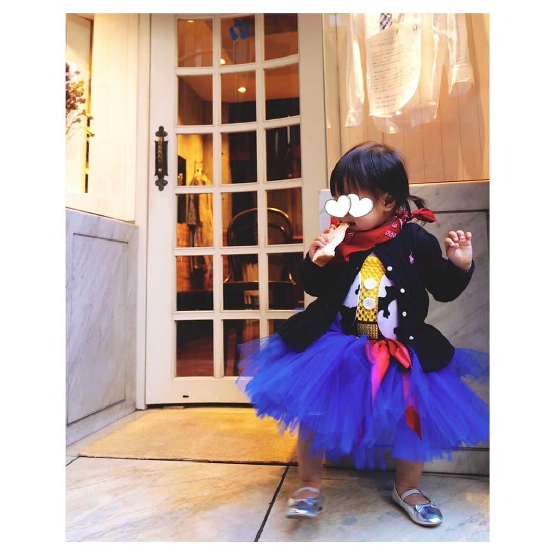 笹川友里さんのインスタグラム写真 - (笹川友里Instagram)「人生初ハロウィーン🎃 TOYSTORYのジェシーの仮装を🌵 フワフワのスカートにうっとりしながら 食パンを手放さない娘。 楽しかったね♡  #人生においてハロウィーンの仮装全く興味なかったけれど #娘は別ですね #保育園ハロウィーン会 #amazonで3000円の衝撃 #来年は姪っ子に譲ろう」10月25日 22時27分 - sasagawayuri