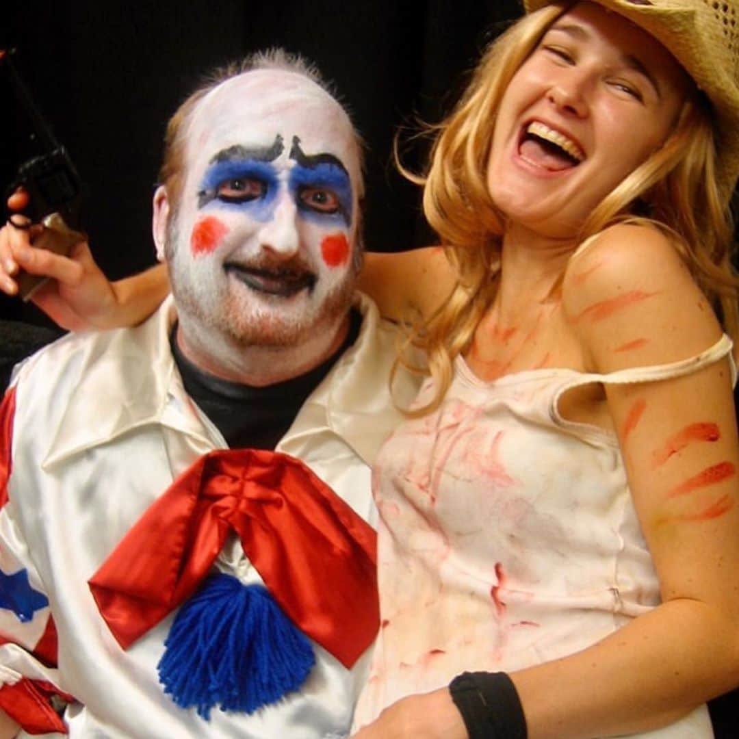 ロブ・ゾンビのインスタグラム：「Anyone out there dressing up as a Reject this year? Always great to see the effort you guys put into your costumes. Recognize the folks in the first photo? It’s @brianposehn and @pearlcaliforniacountry . Amazing!!! 🎃🎃🎃🎃#houseof1000corpses #thedevilsrejects #3fromhell #sherimoonzombie #robzombie #billmoseley #sidhaig #halloween」