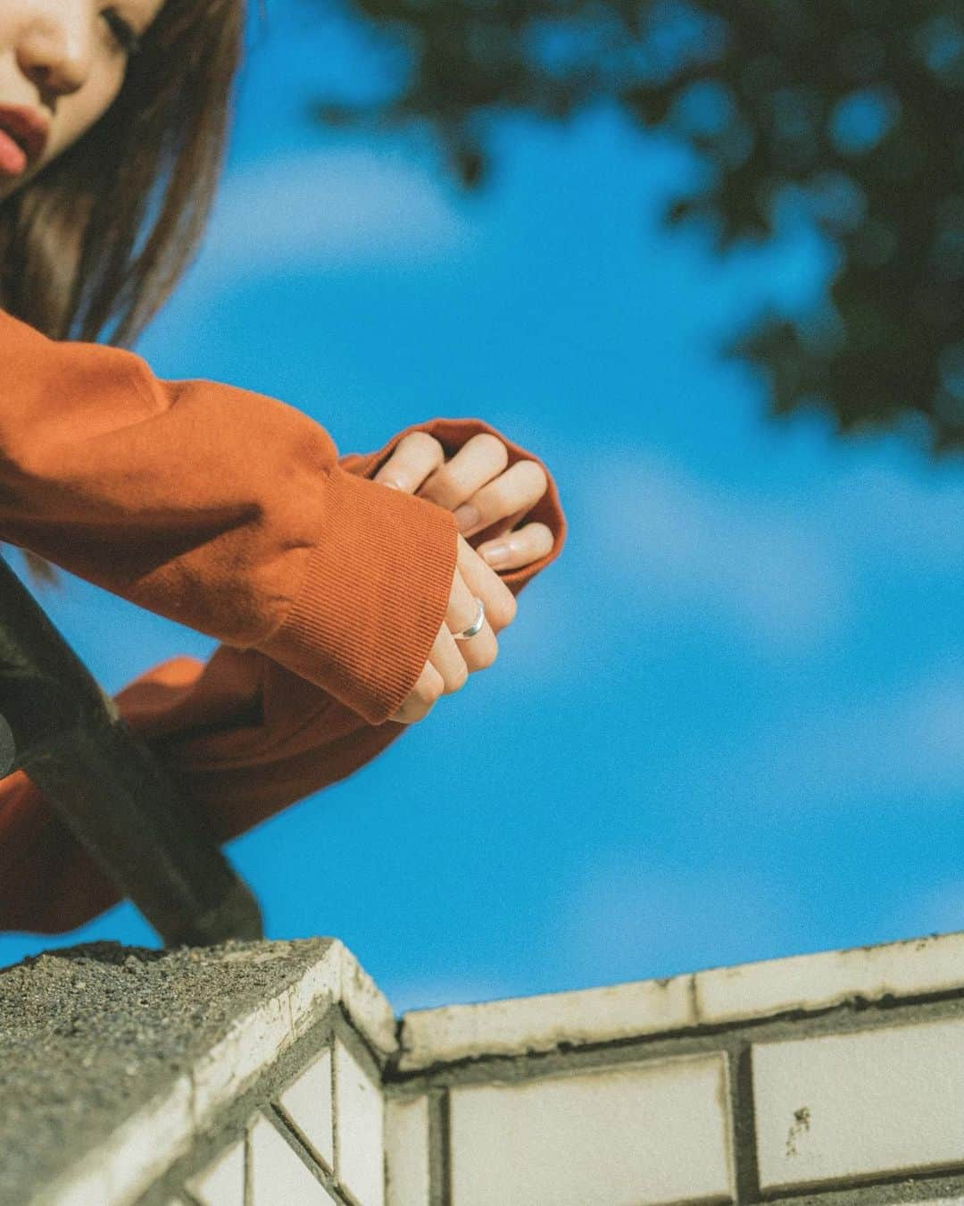 小林美季さんのインスタグラム写真 - (小林美季Instagram)「空、すき*  ☁️☀️☁️🌿  #撮影 #shooting #作品撮り #model #actress #女優 #photography  #色っぽカジュアル #お芝居したい #autumn #青空 #miki #美季 #photo #thankyou #メンズライク #素を #natural #ナチュラル」10月25日 22時41分 - miki_66v